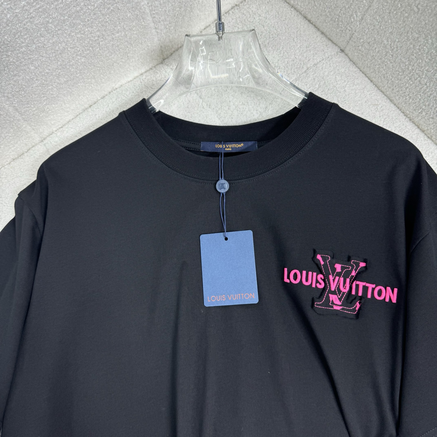 Louis Vuitton 26ss LV 驴家早春新款圆领短袖 采用270克纯棉面料 贴本布绣花 后幅车小蓝标 细节满满