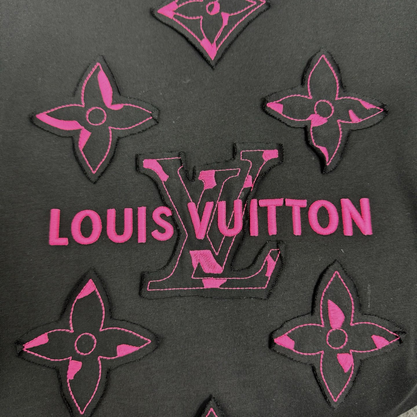 Louis Vuitton 26ss LV 驴家早春新款圆领短袖 采用270克纯棉面料 贴本布绣花 后幅车小蓝标 细节满满