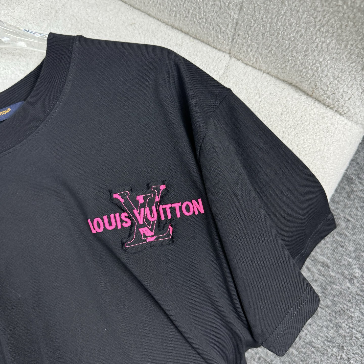 Louis Vuitton 26ss LV 驴家早春新款圆领短袖 采用270克纯棉面料 贴本布绣花 后幅车小蓝标 细节满满
