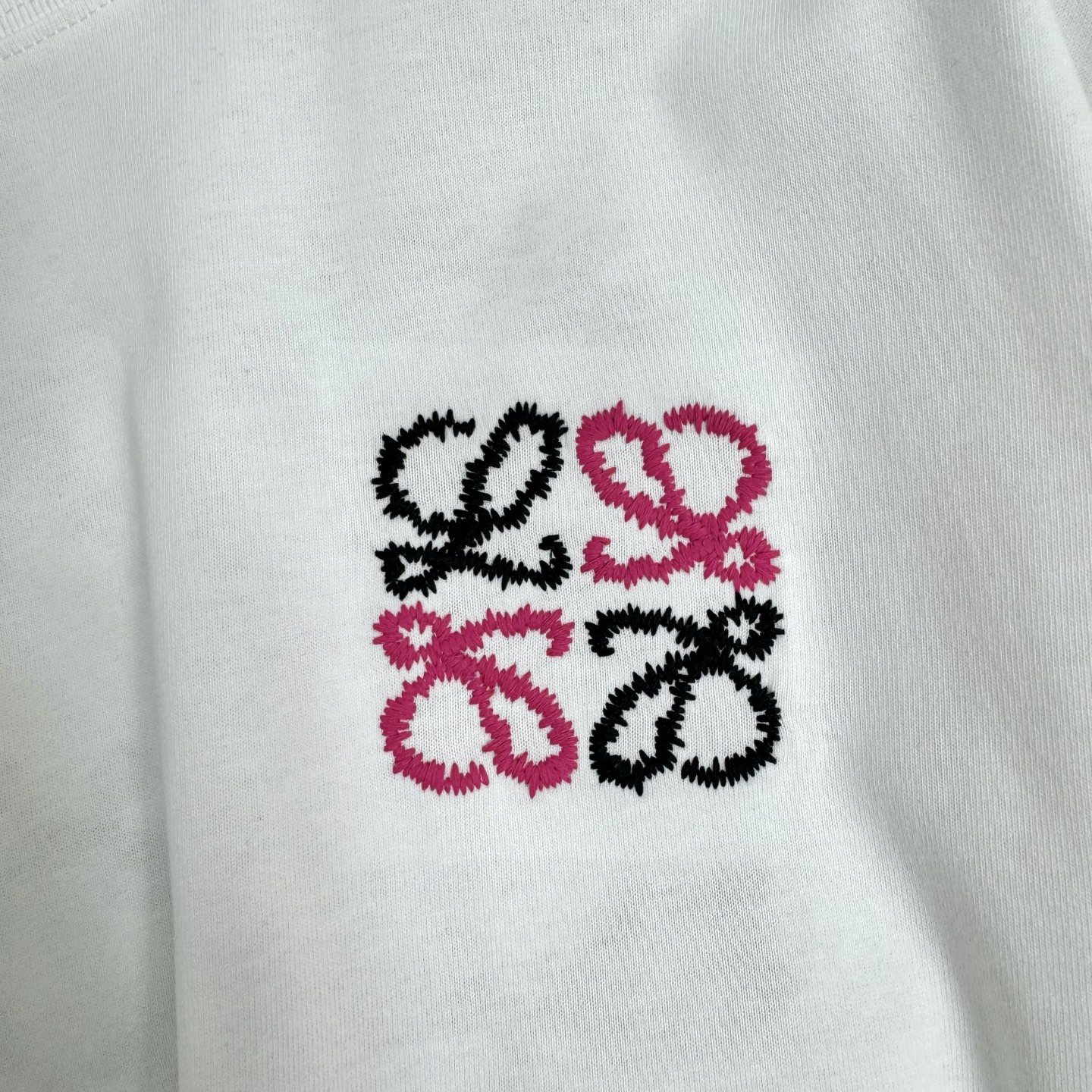 Loewe 26ss Loewe 罗意威 早春新款圆领短袖 采用270克纯棉面料 彩色立体绣花工艺 细节满满
