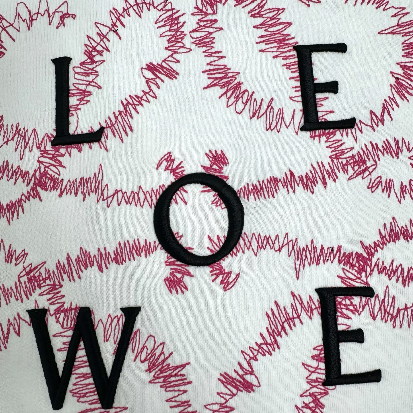 Loewe 26ss Loewe 罗意威 早春新款圆领短袖 采用270克纯棉面料 彩色立体绣花工艺 细节满满