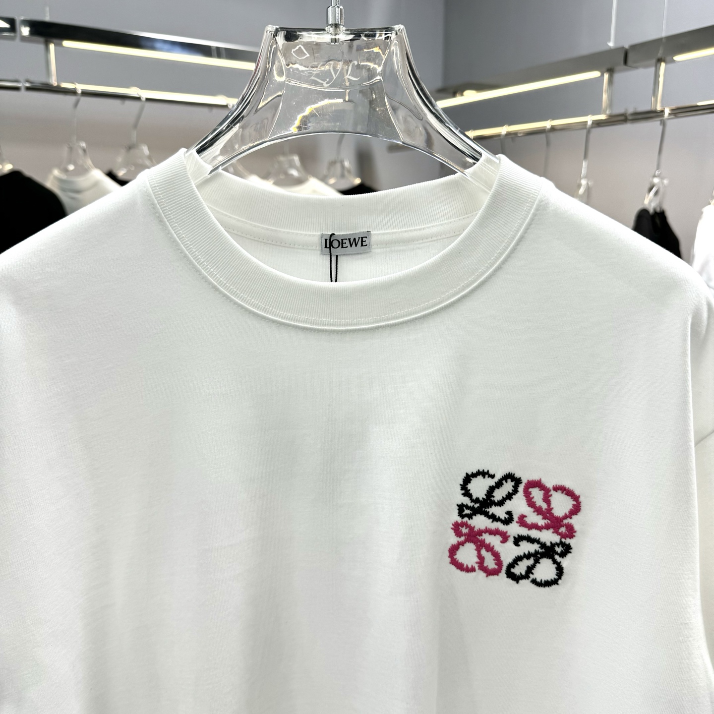 Loewe 26ss Loewe 罗意威 早春新款圆领短袖 采用270克纯棉面料 彩色立体绣花工艺 细节满满