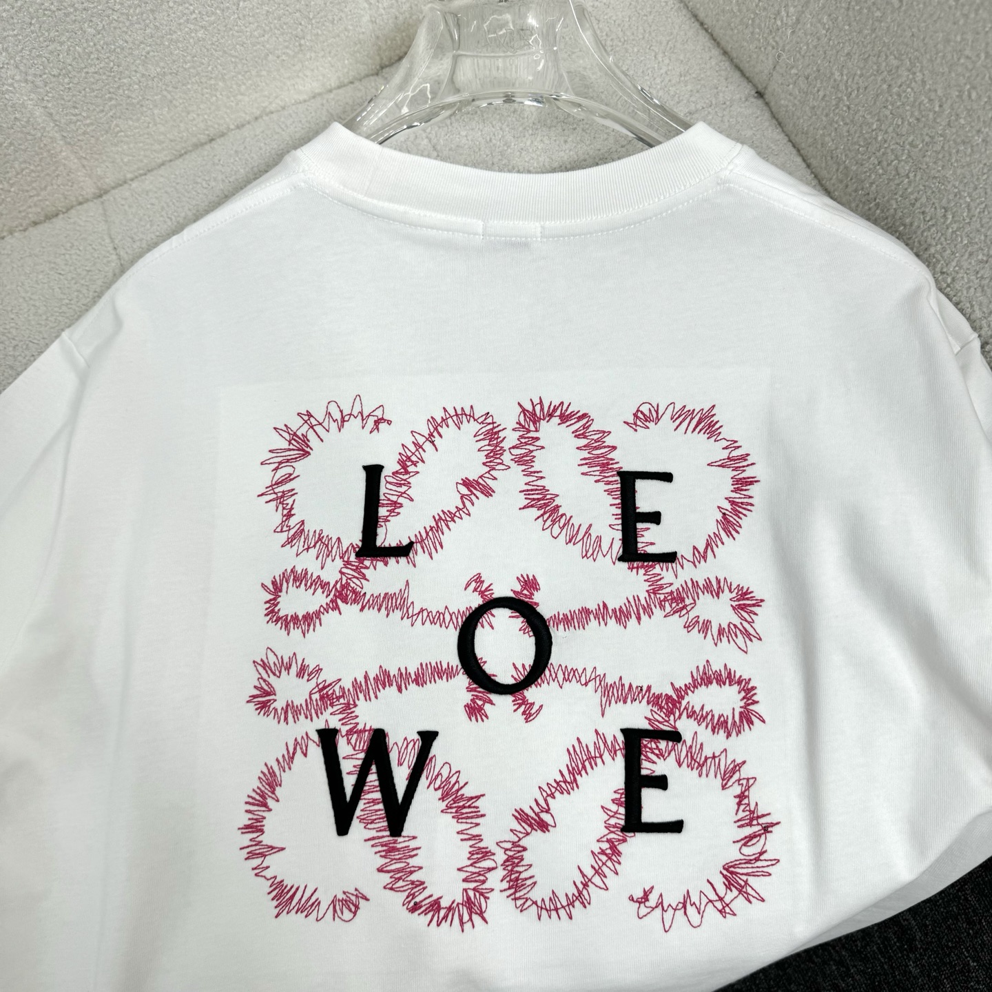 Loewe 26ss Loewe 罗意威 早春新款圆领短袖 采用270克纯棉面料 彩色立体绣花工艺 细节满满