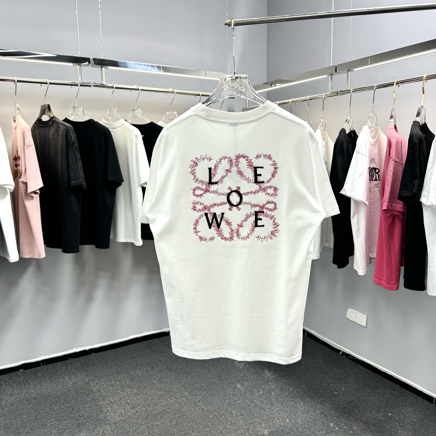 Loewe 26ss Loewe 罗意威 早春新款圆领短袖 采用270克纯棉面料 彩色立体绣花工艺 细节满满