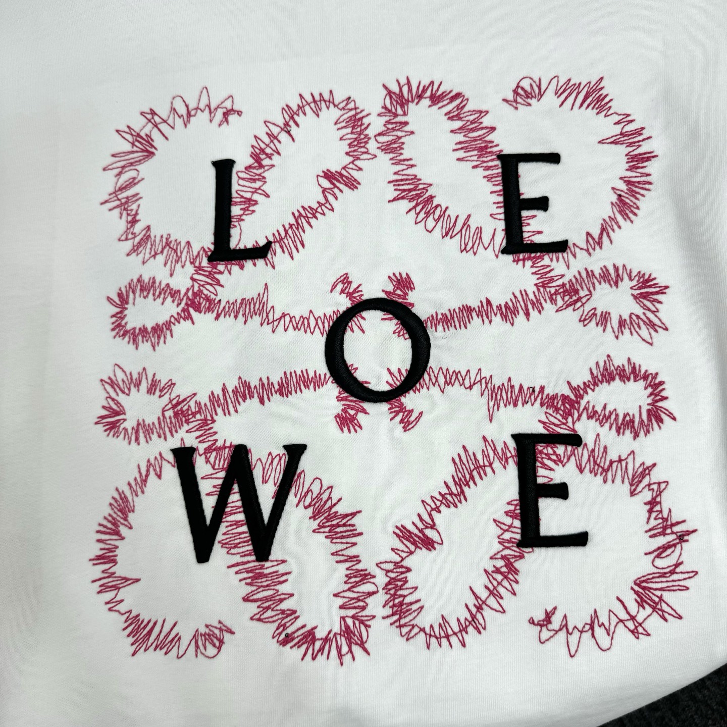 Loewe 26ss Loewe 罗意威 早春新款圆领短袖 采用270克纯棉面料 彩色立体绣花工艺 细节满满