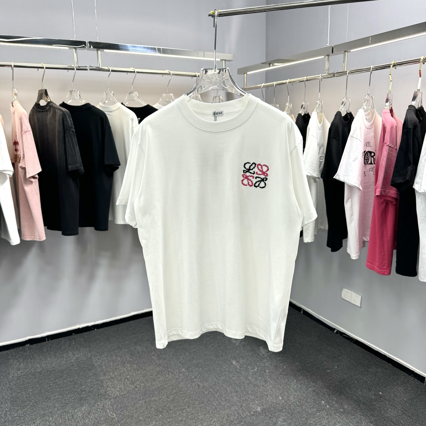 Loewe 26ss Loewe 罗意威 早春新款圆领短袖 采用270克纯棉面料 彩色立体绣花工艺 细节满满