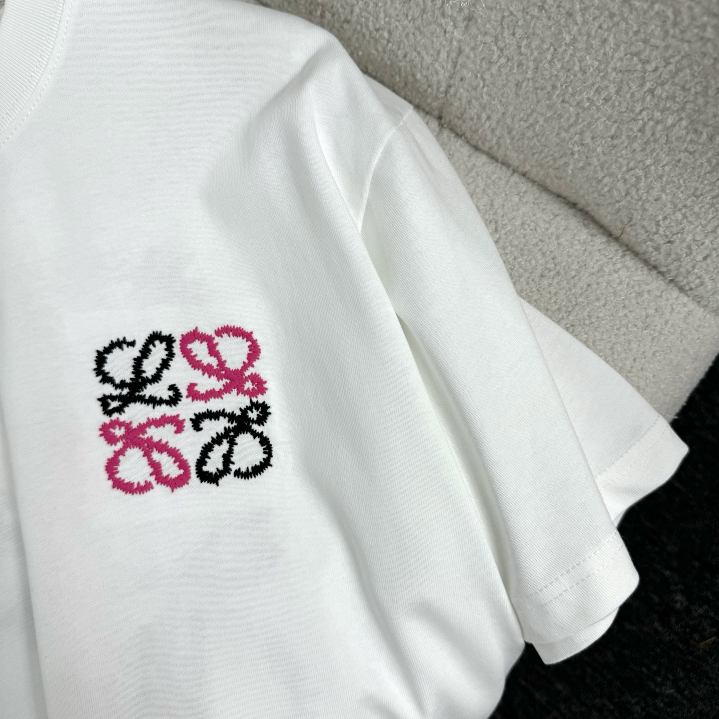 Loewe 26ss Loewe 罗意威 早春新款圆领短袖 采用270克纯棉面料 彩色立体绣花工艺 细节满满