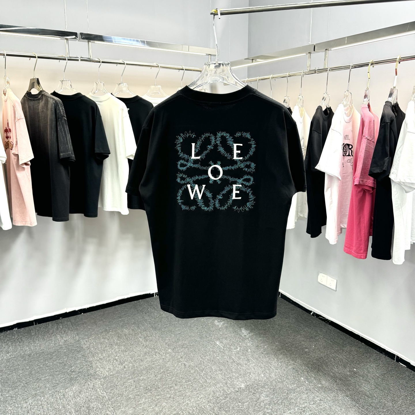Loewe 26ss Loewe 罗意威 早春新款圆领短袖 采用270克纯棉面料 彩色立体绣花工艺 细节满满