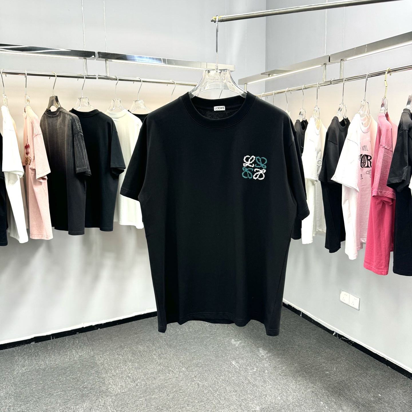 Loewe 26ss Loewe 罗意威 早春新款圆领短袖 采用270克纯棉面料 彩色立体绣花工艺 细节满满