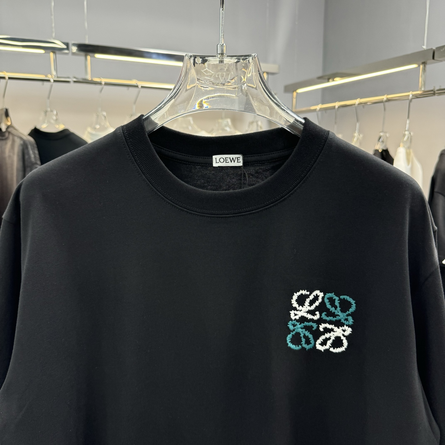 Loewe 26ss Loewe 罗意威 早春新款圆领短袖 采用270克纯棉面料 彩色立体绣花工艺 细节满满