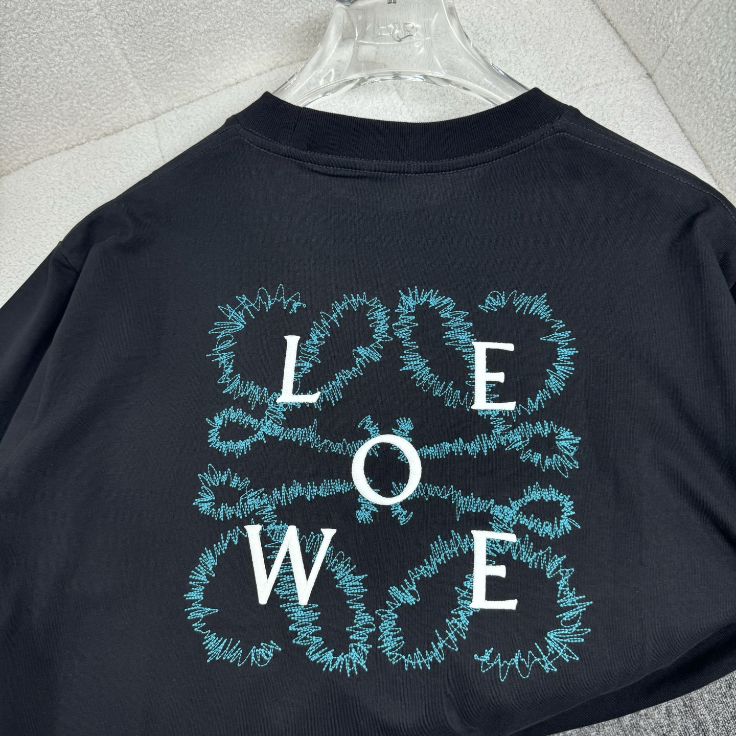 Loewe 26ss Loewe 罗意威 早春新款圆领短袖 采用270克纯棉面料 彩色立体绣花工艺 细节满满