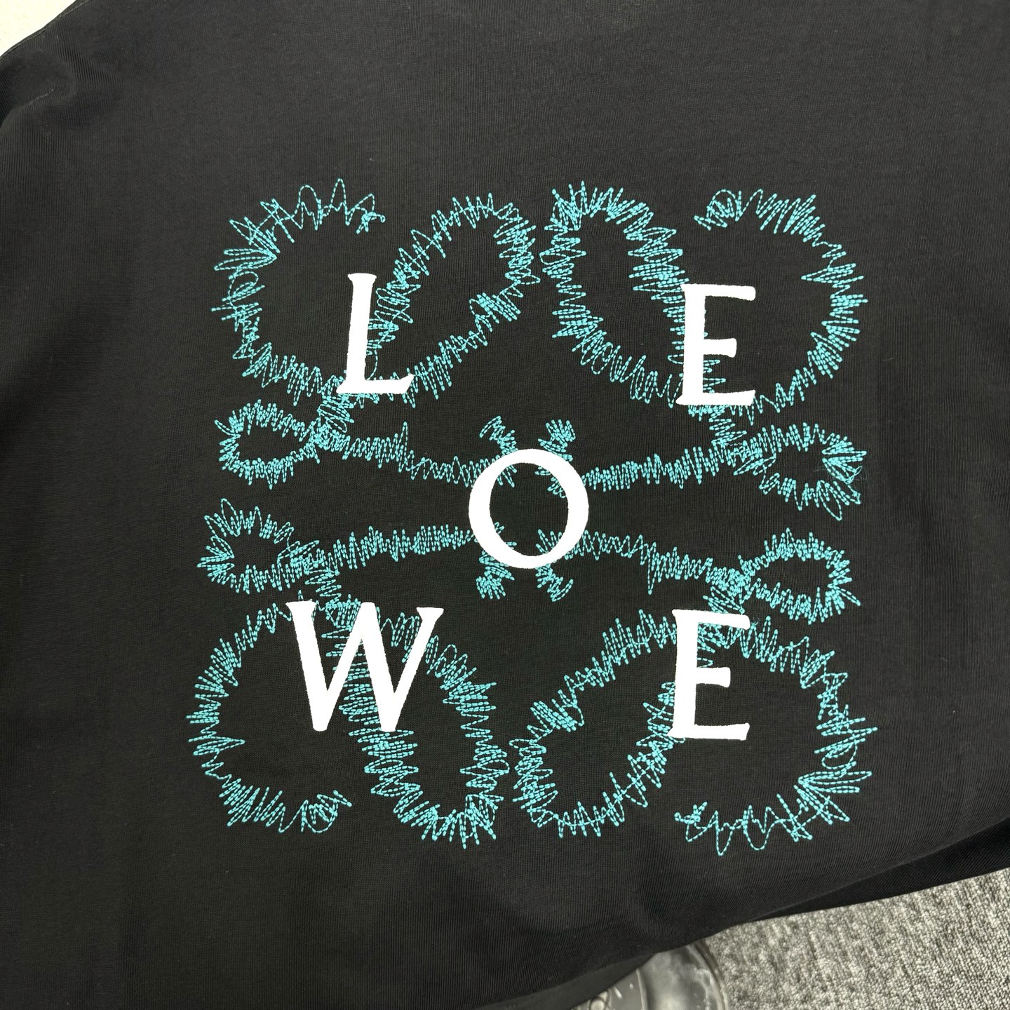 Loewe 26ss Loewe 罗意威 早春新款圆领短袖 采用270克纯棉面料 彩色立体绣花工艺 细节满满