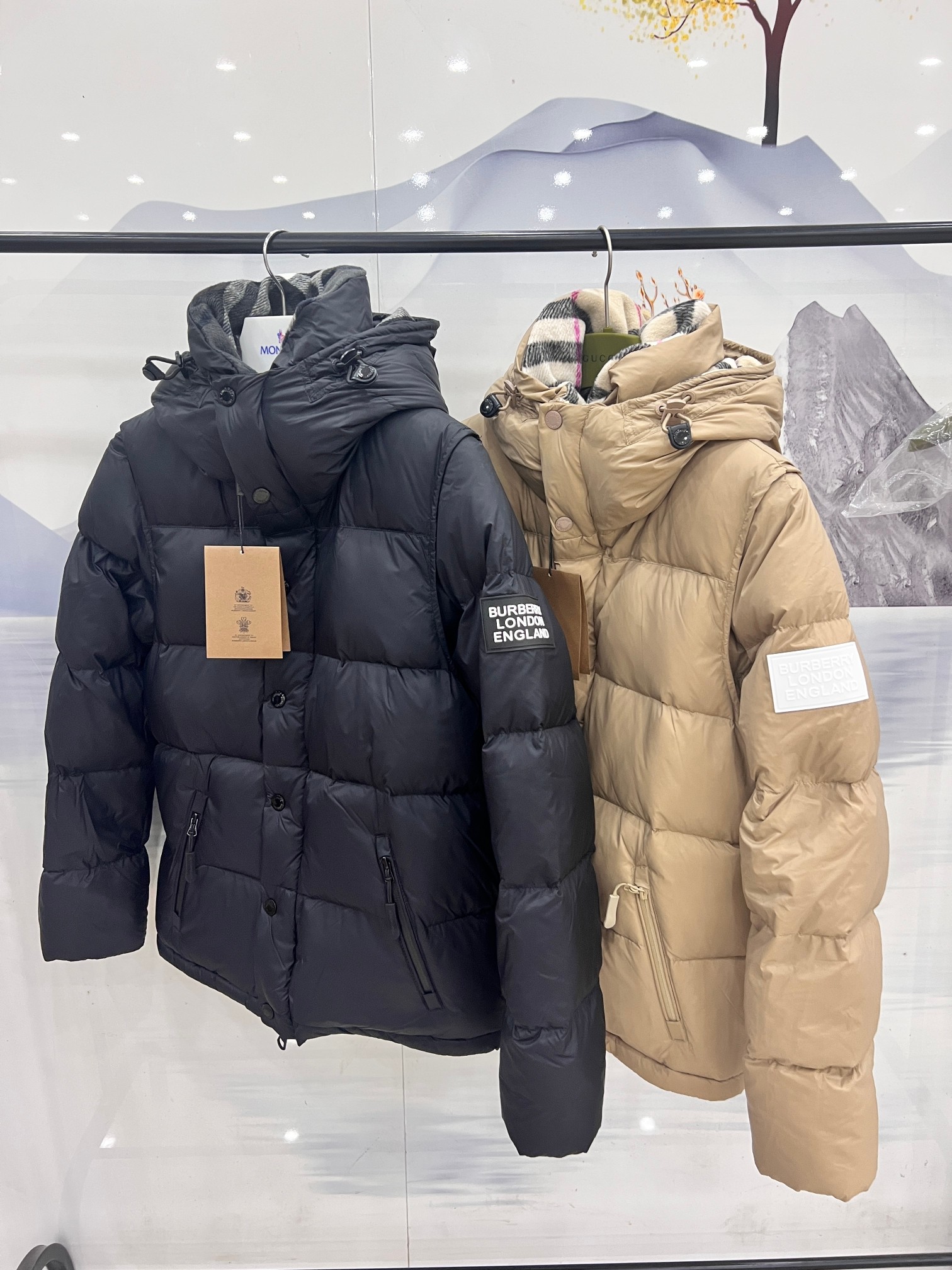 Guangzhou high-version Burberry Winter Same-style down jacket, detachable sleeves, two hood options, black and gray check. Colors: Black. Sizes: S-XXL.-Big cat