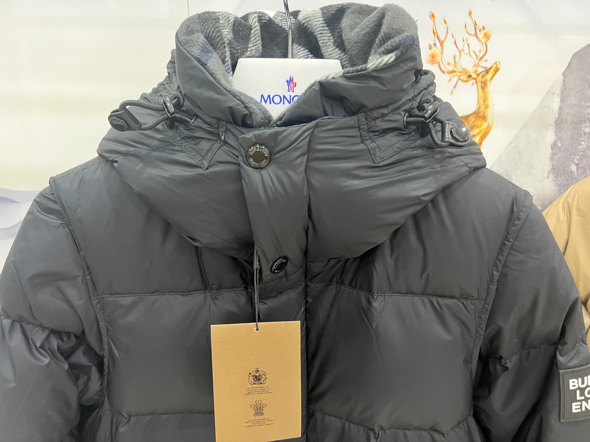 Guangzhou high-version Burberry Winter Same-style down jacket, detachable sleeves, two hood options, black and gray check. Colors: Black. Sizes: S-XXL.-Big cat