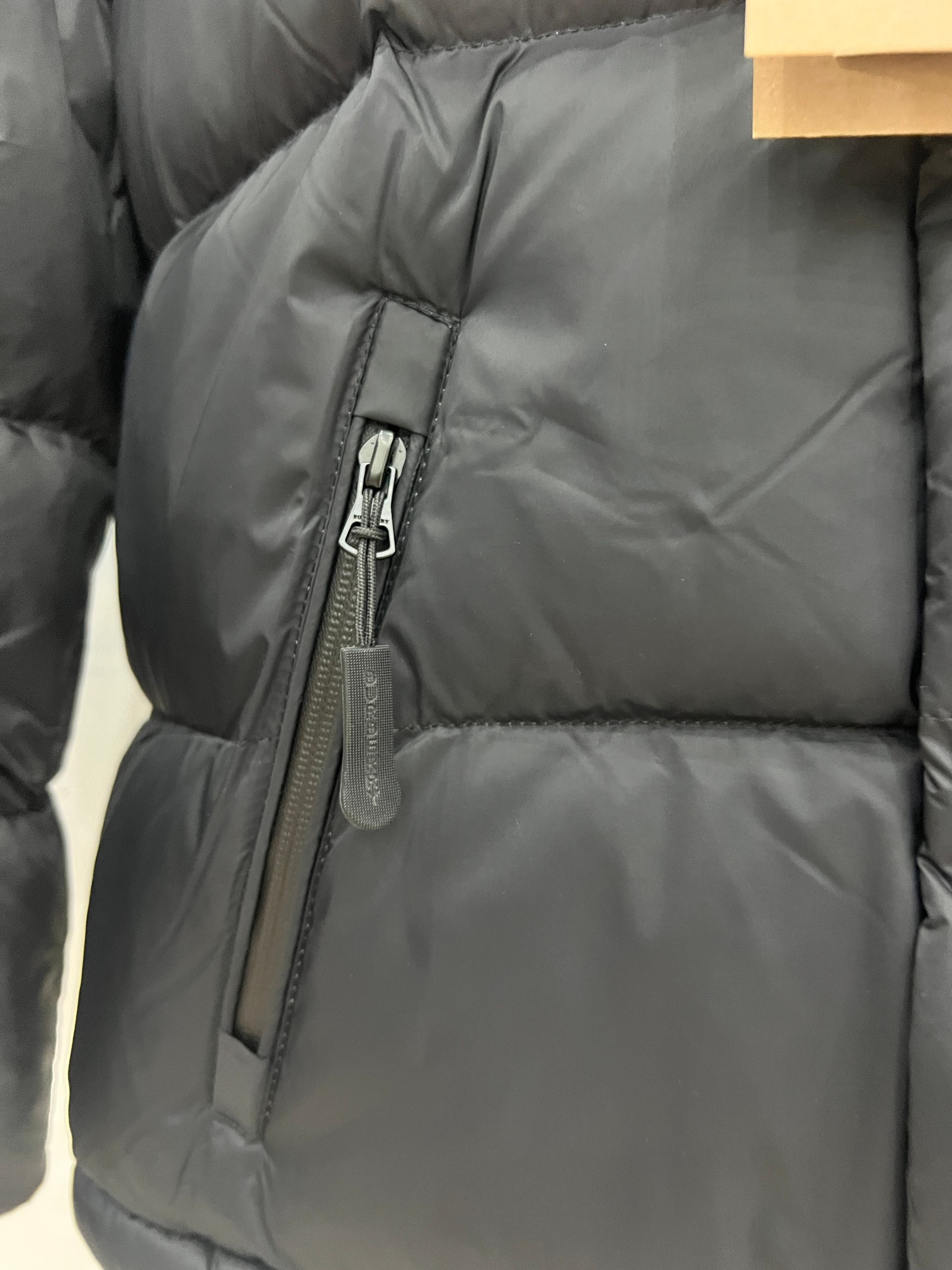 Guangzhou high-version Burberry Winter Same-style down jacket, detachable sleeves, two hood options, black and gray check. Colors: Black. Sizes: S-XXL.-Big cat