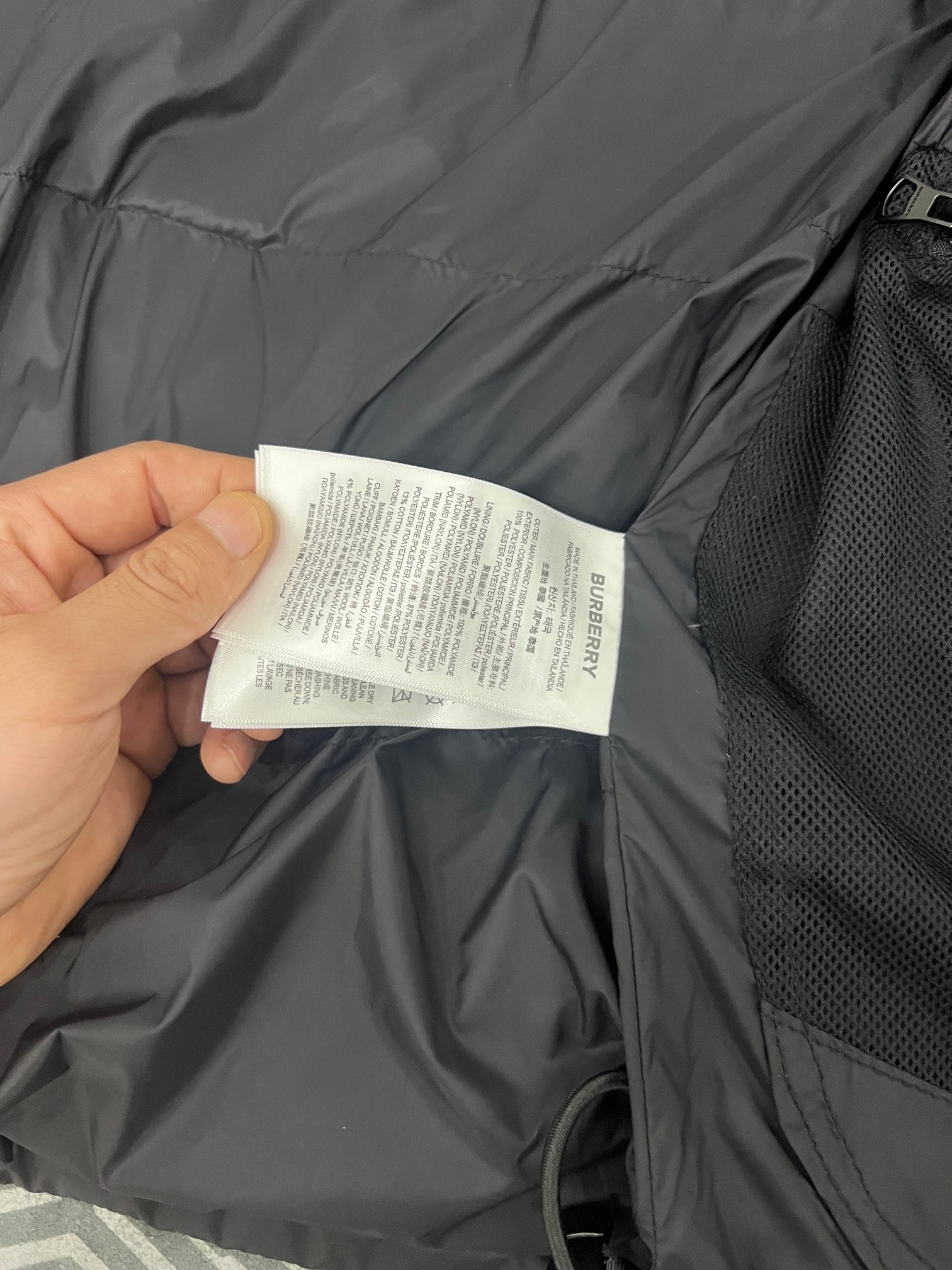 520 Guangzhou high-version Burberry Winter Same-style down jacket, detachable sleeves, two hood options, black and gray check. Colors: Black. Sizes: S-XXL.-Big cat