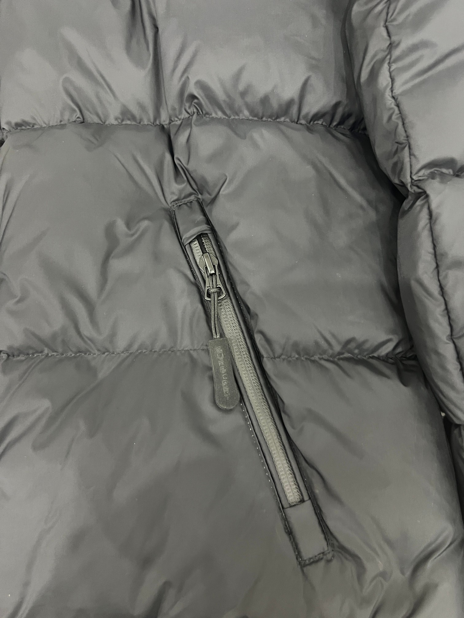 520 Guangzhou high-version Burberry Winter Same-style down jacket, detachable sleeves, two hood options, black and gray check. Colors: Black. Sizes: S-XXL.-Big cat