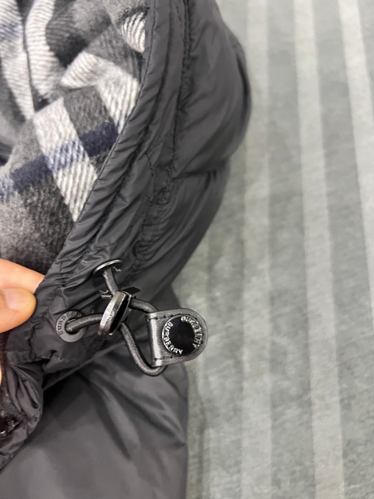 520 Guangzhou high-version Burberry Winter Same-style down jacket, detachable sleeves, two hood options, black and gray check. Colors: Black. Sizes: S-XXL.-Big cat