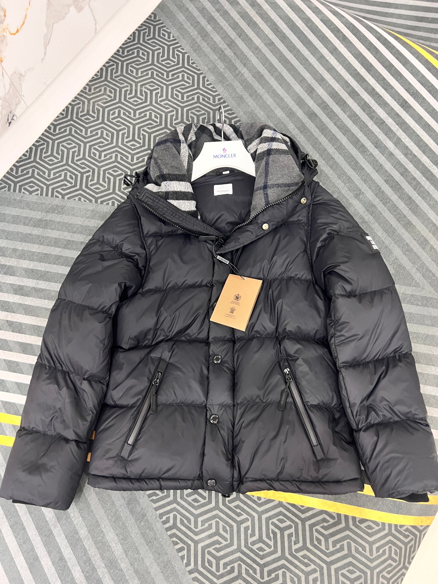520 Guangzhou high-version Burberry Winter Same-style down jacket, detachable sleeves, two hood options, black and gray check. Colors: Black. Sizes: S-XXL.-Big cat