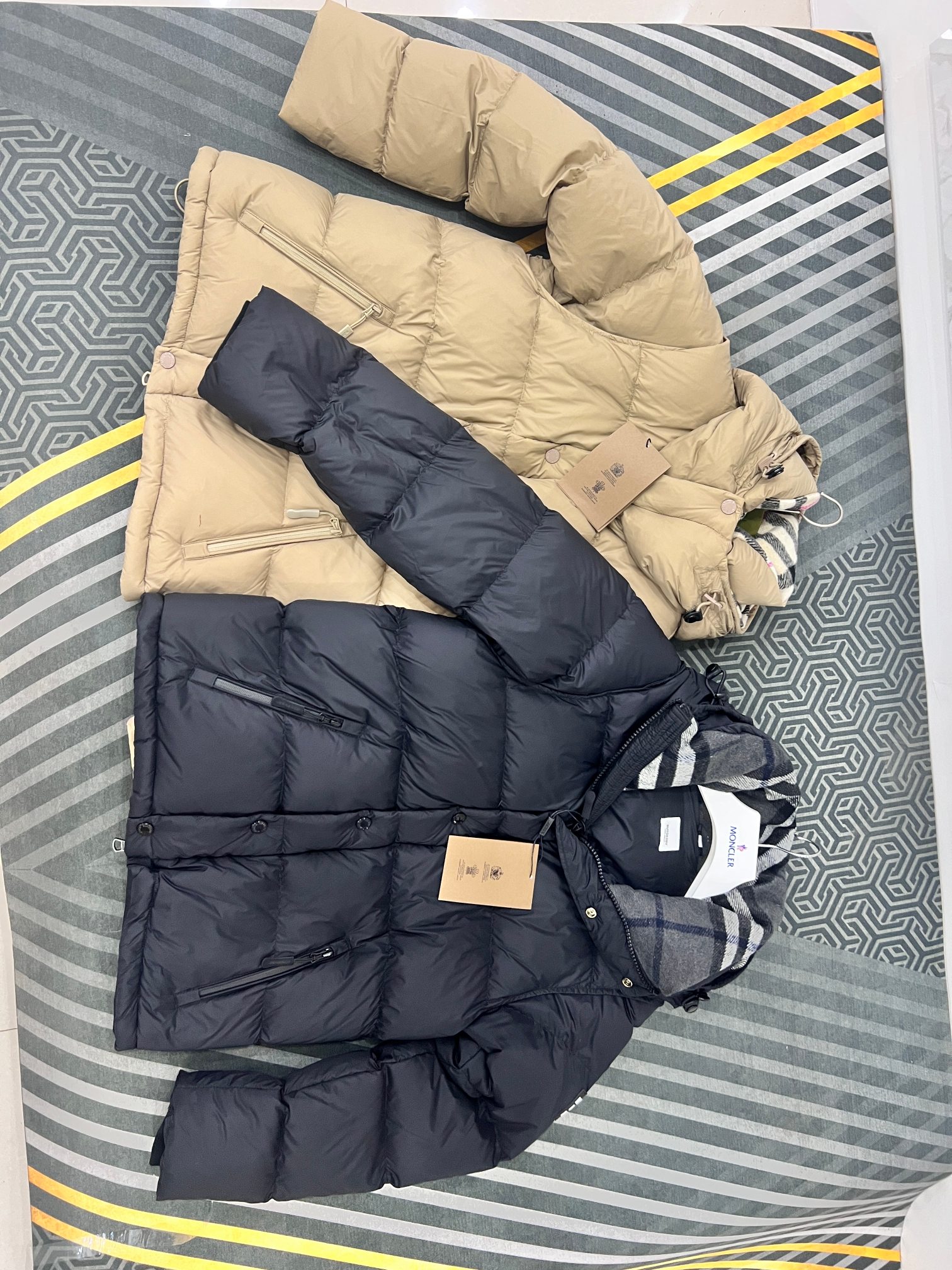 520 Guangzhou high-version Burberry Winter Same-style down jacket, detachable sleeves, two hood options, black and gray check. Colors: Black. Sizes: S-XXL.-Big cat