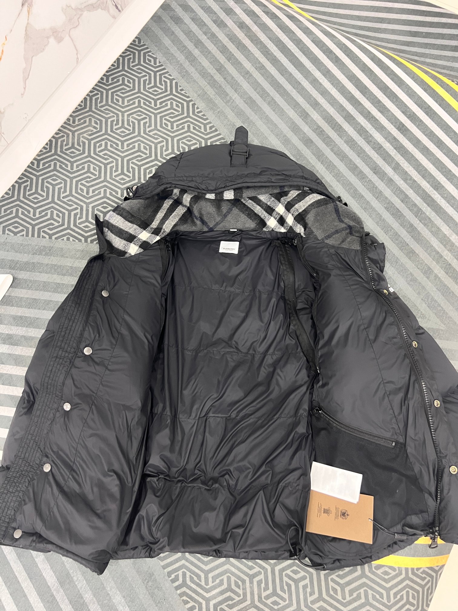 520 Guangzhou high-version Burberry Winter Same-style down jacket, detachable sleeves, two hood options, black and gray check. Colors: Black. Sizes: S-XXL.-Big cat