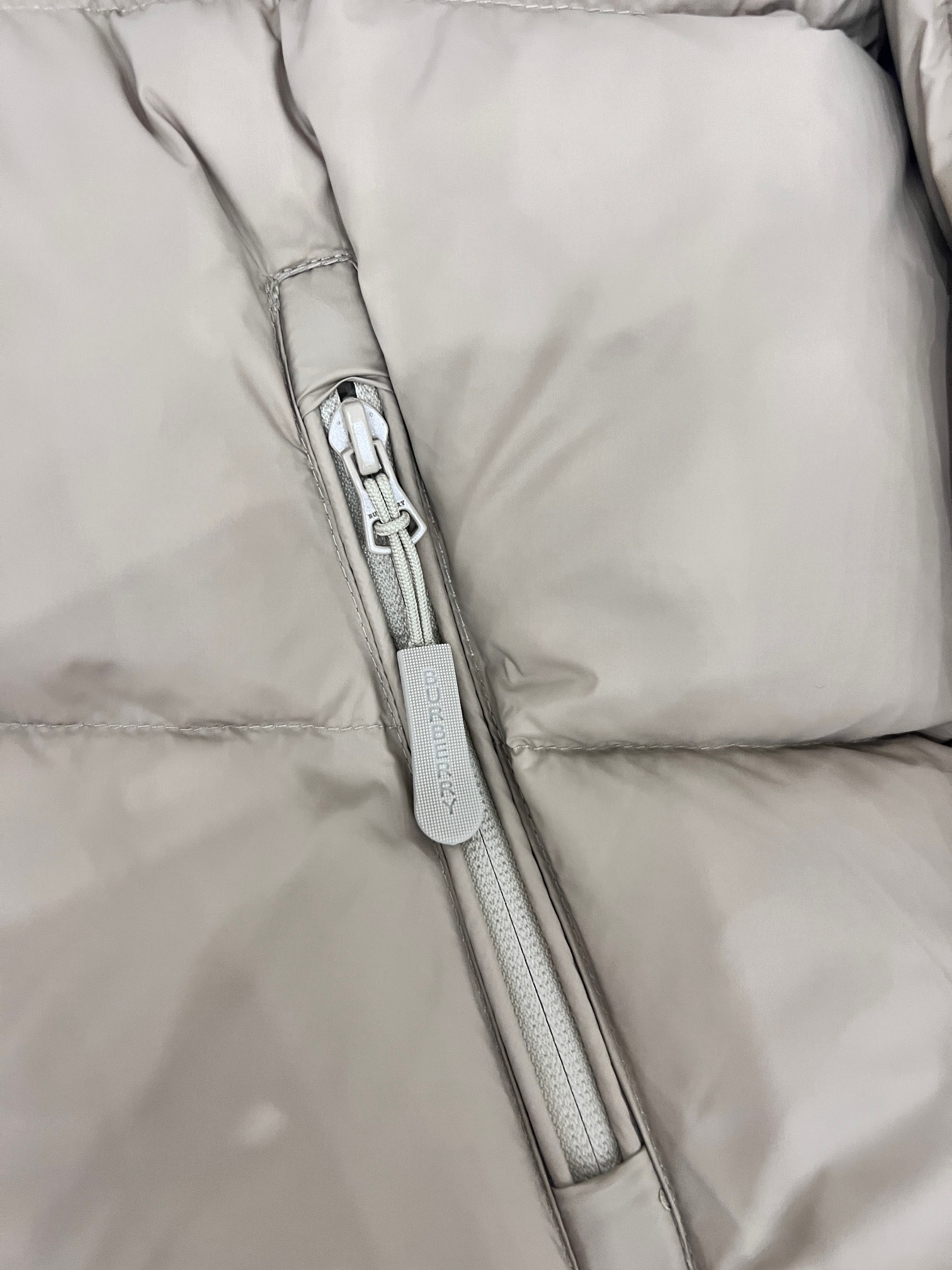 Guangzhou high-version Burberry Winter Tongyu same-style down jacket. Colors: Black. Sizes: S to XXL.-Big cat