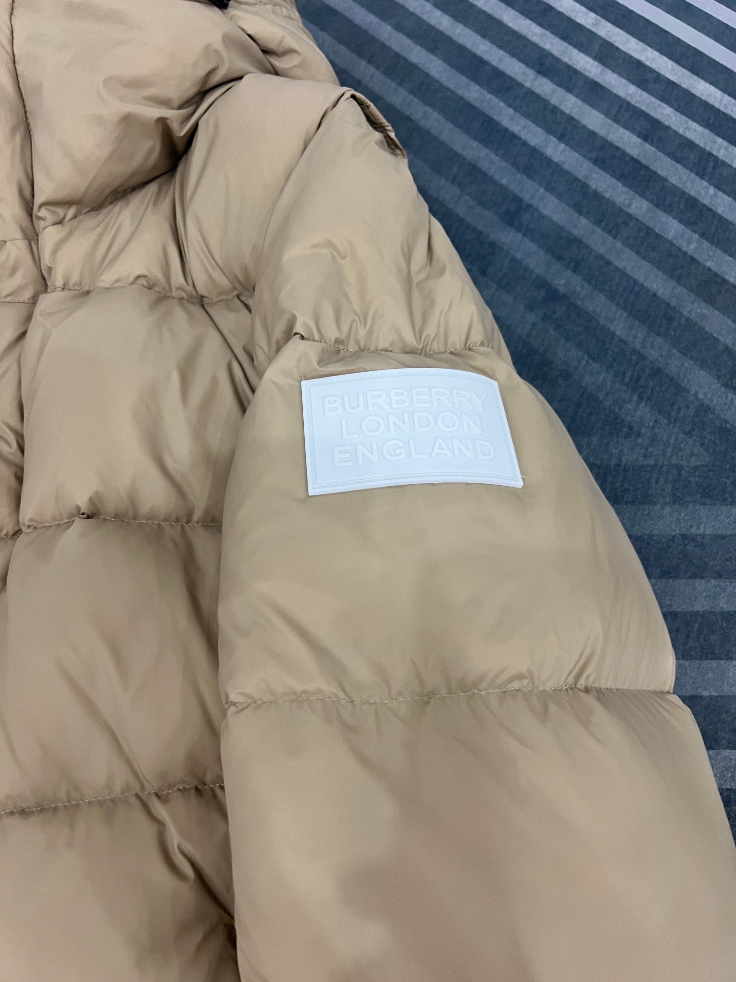 Guangzhou high-version Burberry Winter Tongyu same-style down jacket. Colors: Black. Sizes: S to XXL.-Big cat