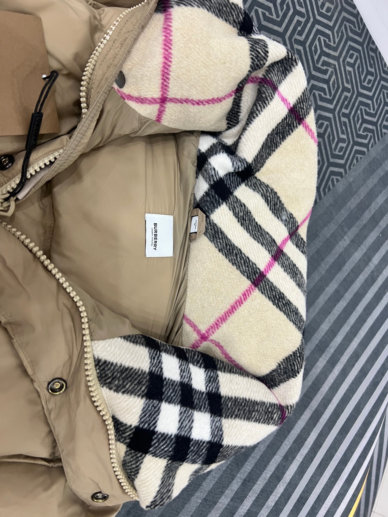 Guangzhou high-version Burberry Winter Tongyu same-style down jacket. Colors: Black. Sizes: S to XXL.-Big cat