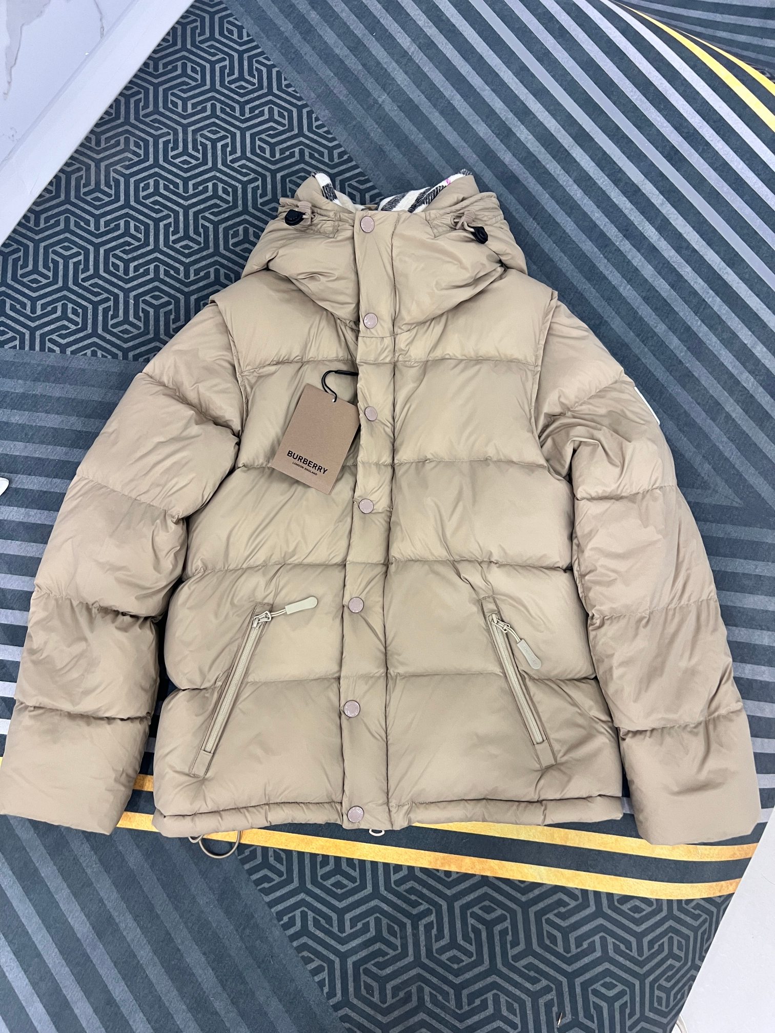 Guangzhou high-version Burberry Winter Tongyu same-style down jacket. Colors: Black. Sizes: S to XXL.-Big cat