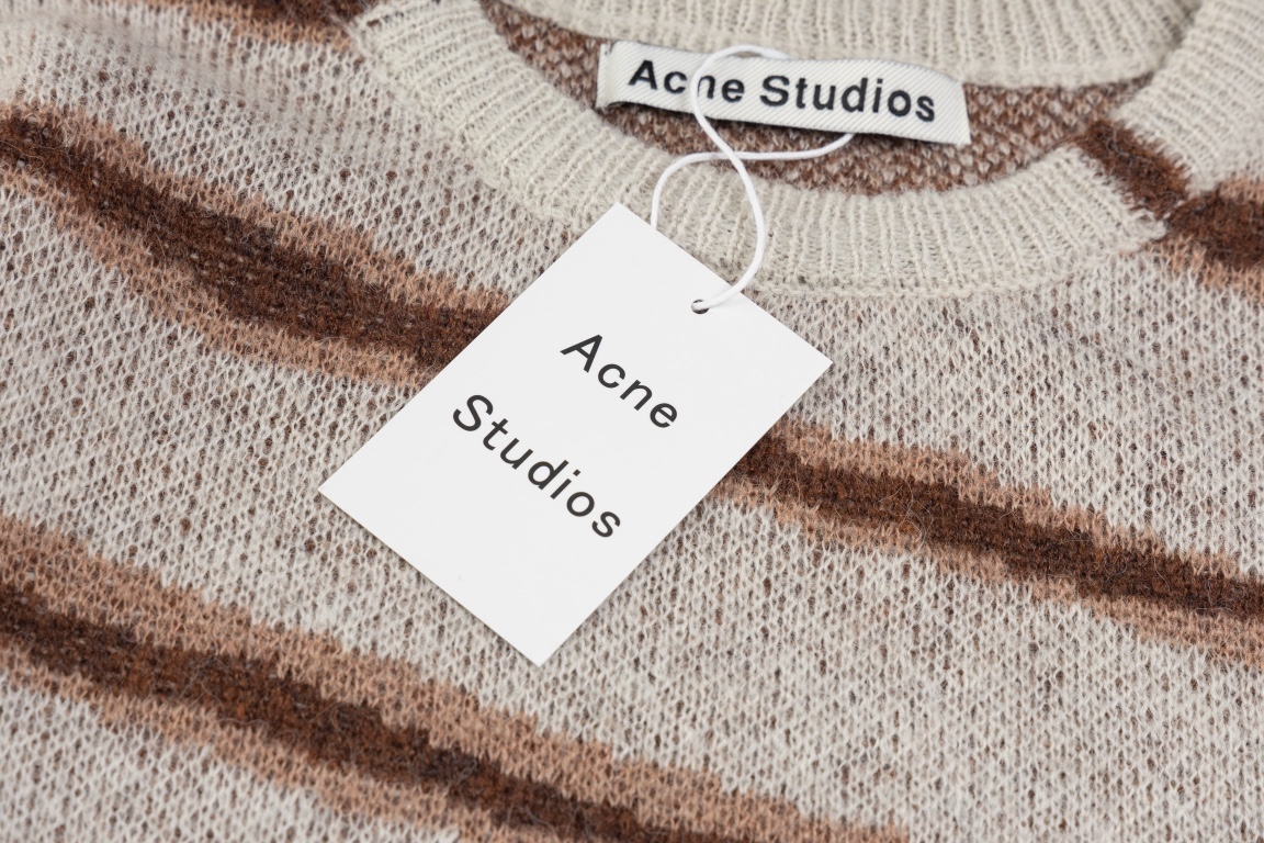 Fashion Styles with Custom Wool Fabrics by Zenium: DB Handbags and Acne Studios Sweater - 图片 6