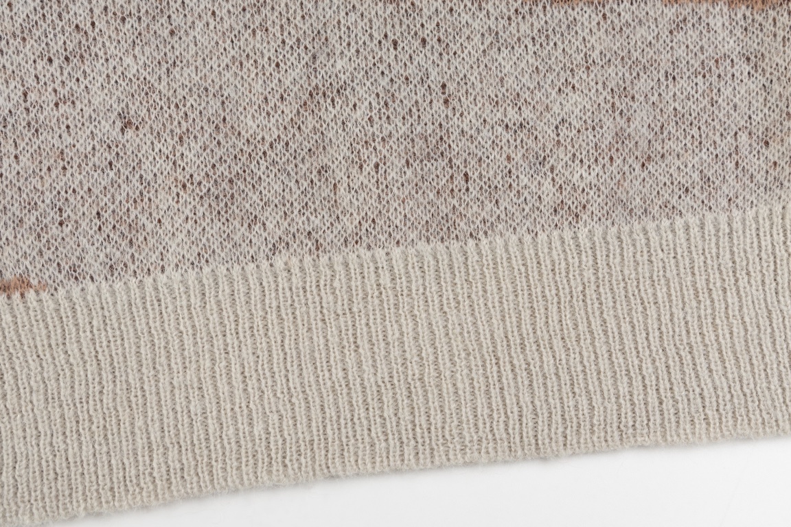 Fashion Styles with Custom Wool Fabrics by Zenium: DB Handbags and Acne Studios Sweater - 图片 9