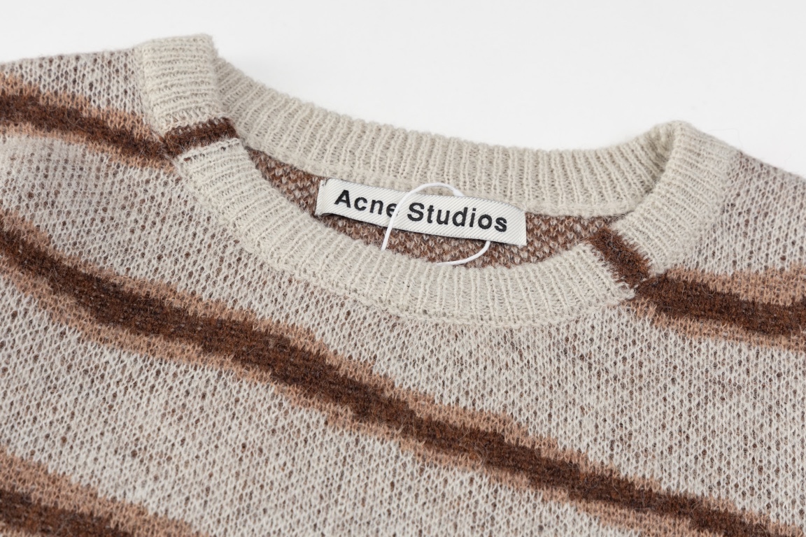 Fashion Styles with Custom Wool Fabrics by Zenium: DB Handbags and Acne Studios Sweater - 图片 5