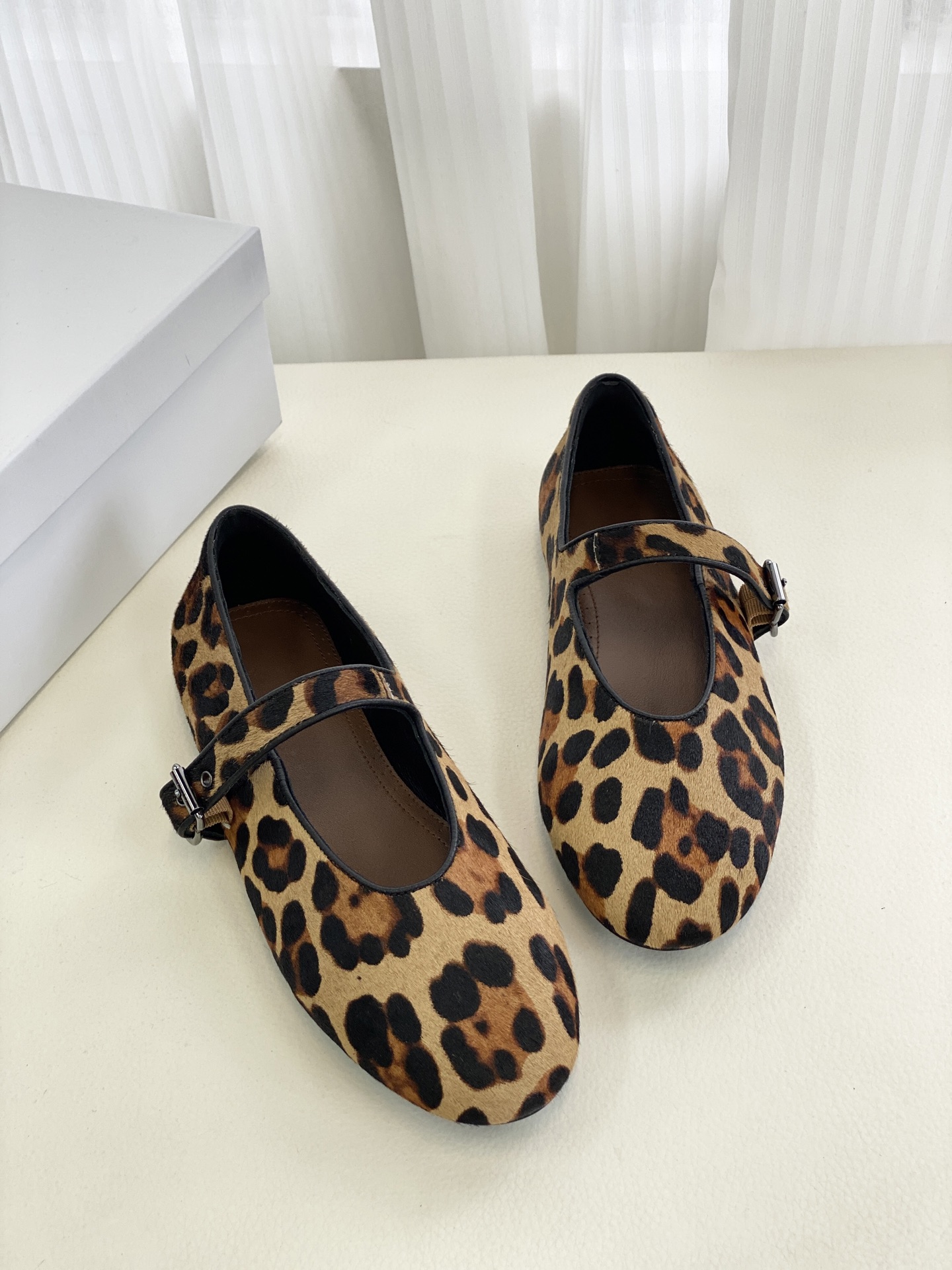 NO:387221,, Support distribution!  No marks!  The super eye-catching 'little leopard print' Mary Jane, the classic one-strip design, the huge texture of the fabric horsehair!  This single shoe is versatile all year round, and it looks great with socks in autumn and winter!  Imported horsehair, inner layer of cowhide, footbed sheepskin, soft and very comfortable. The sole of the shoe is anti-slip beef tendon, about 1CM high, and it is not tired to walk. Standard size 35-40!  It is recommended that those with fat and wide feet choose one size big, Mary Jane, mary jane, cowhide, sheepskin, socks19860909,支持分销！无标！ 超级吸睛的“小豹纹”玛丽珍,经典的一字带设计,面料马毛的巨有质感！这种单鞋一年四季都百搭,秋冬搭配袜子都很好看！ 面料进口马毛 内里头层牛皮 垫脚羊皮,上脚软乎乎的,非常舒适. 鞋底防滑牛筋底,约1CM高,走路不累. 35-40标准码！建议肥宽脚的亲选大一码,玛丽珍,mary jane,cowhide,sheepskin,socks,Women's Shoes