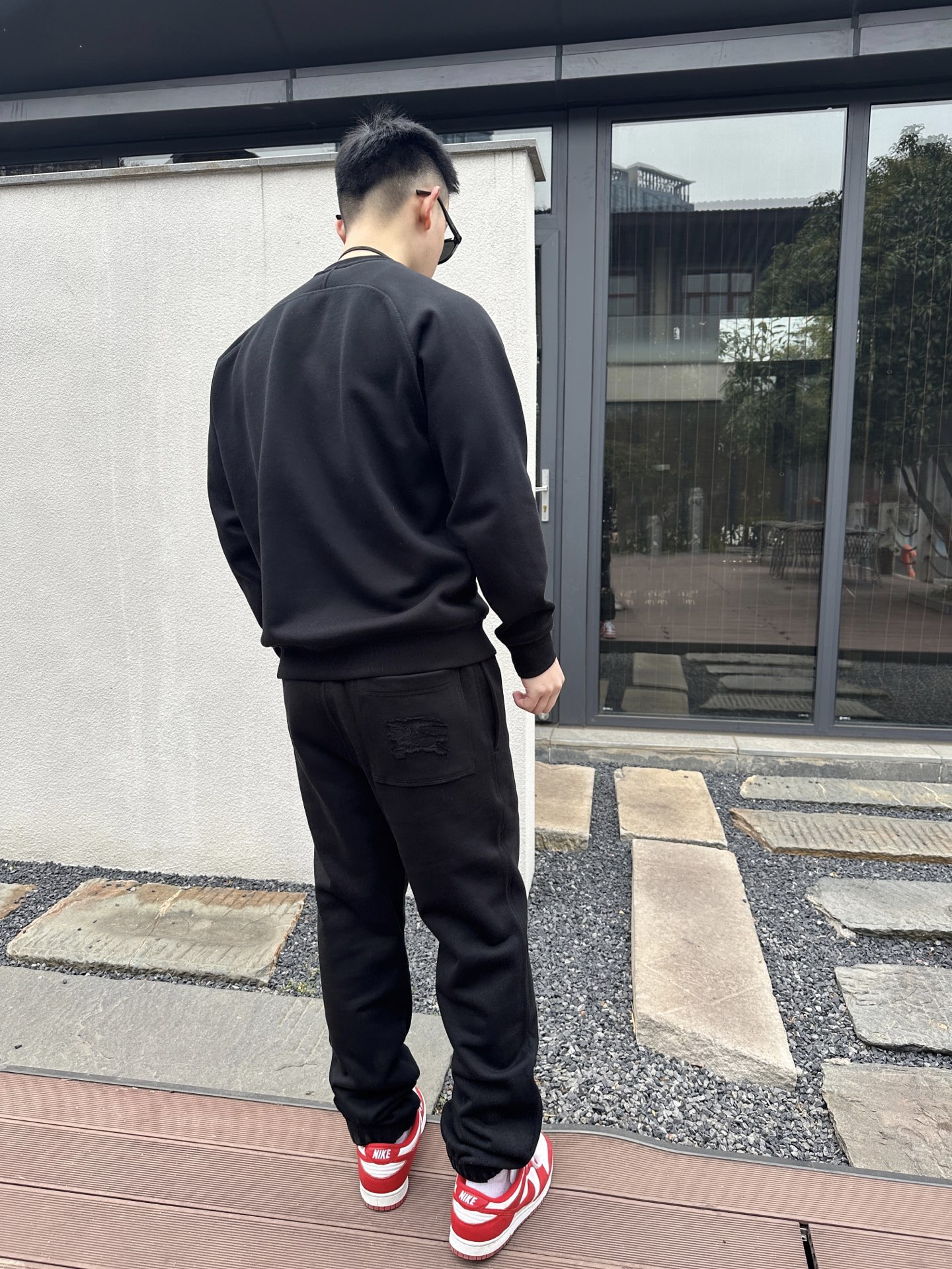 NO:519115,.BURBERRY cotton war horse trousers The product is made of thick flat cotton fabric. The cotton fiber is a natural material, so it is environmentally friendly and healthy. It has a tight structure and high density, making it durable, warm, washable and wearable, and is not easy to deform. The craftsmanship and details are designed with elastic bands, and the waist is adjusted with drawstrings. Three-needle and five-line process is used to sew the waist elastic bands and trousers legs, making it more firm, flat and beautiful and has good elasticity. There are pockets on both sides, knots on the edges, and rectangular pockets on the hips are also knots on the back patch pockets, making it more firm and beautiful. The back patch pockets are decorated with the brand's classic war horse logo decals. Flat beef tendons close the mouths to make it better fit the ankles and improve its sports properties. Black and navy blue SIZE:S M L XL,,burberry,alexander wang19860909.BURBERRY棉质战马长裤 产品选用厚质平织棉面料打造,棉纤维是天然材料,故环保健康.它结构紧密,密度高使其兼具耐用性,保暖性,耐洗耐穿,不易变形. 工艺与细节腰部采用松紧带设计,搭配抽绳调节,运用三针五线工艺缝合腰部松紧带和裤腿,使其更加牢固、平整和美观具有良好的弹性.两侧设有口袋,边缘处均做了套结,臀部位置设有长方形口袋也做了套结,使其更加牢固美观,后贴袋上饰有品牌经典的战马徽标贴花.扁牛筋收脚口,使其更好的贴合脚踝处,提升其运动属性.  黑、藏青 两色 SIZE:S M L XL,,burberry,alexander wang,Men's clothing