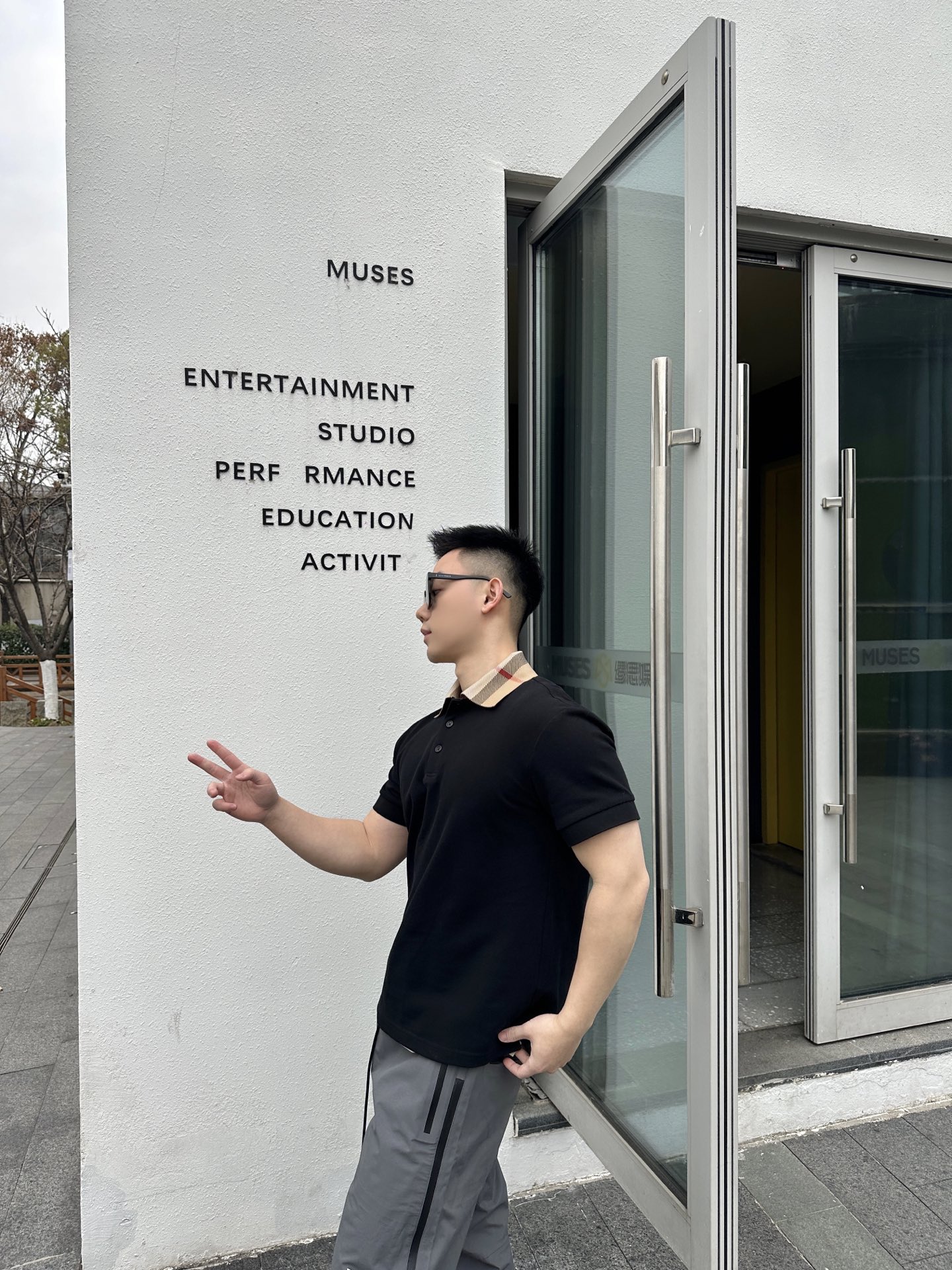 。BURBERRY棉质POLO衫
面料：棉质珠地网眼布面料打造，透气性好，珠地网眼结构赋予了它独特的纹理