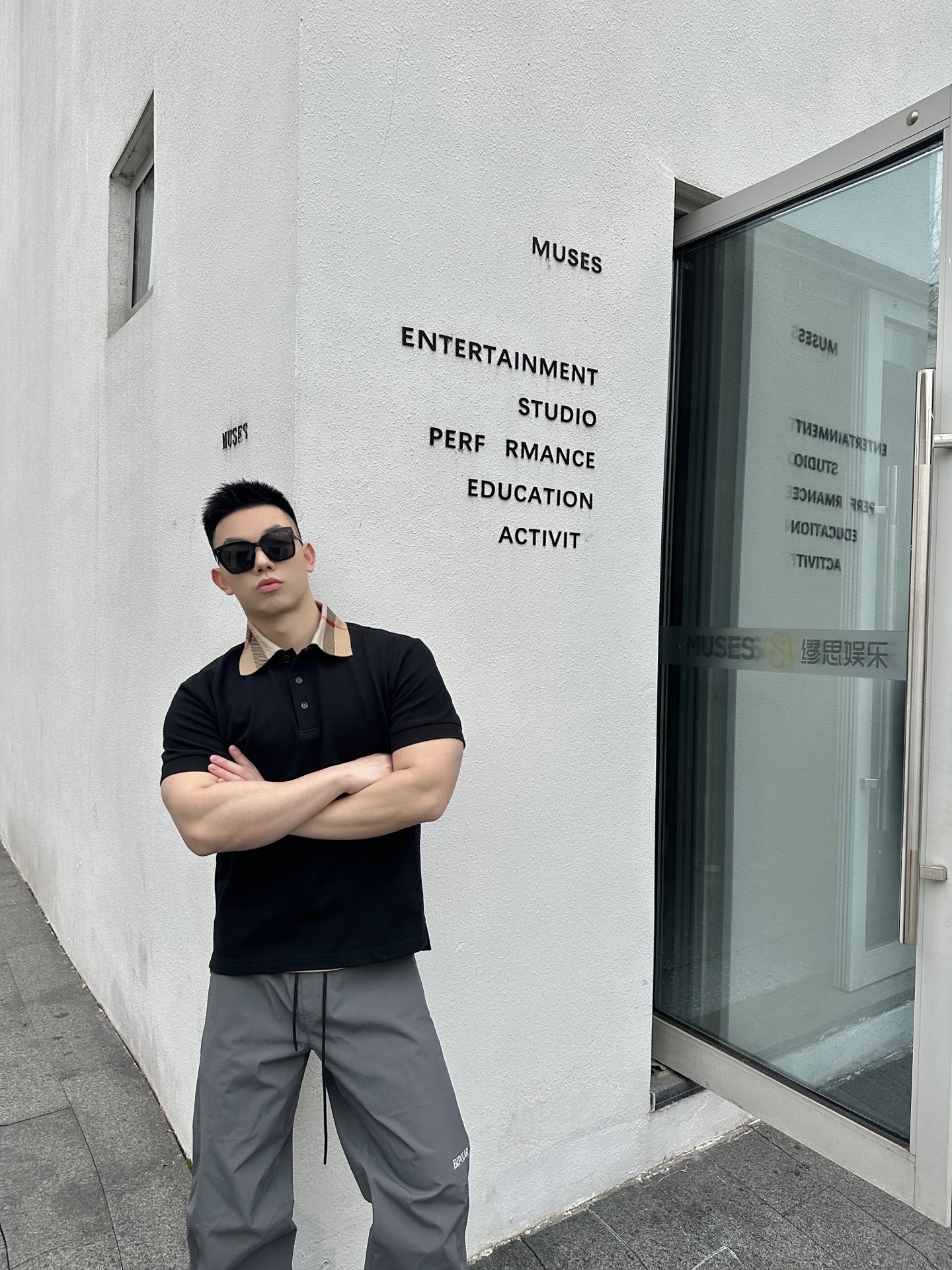 。BURBERRY棉质POLO衫
面料：棉质珠地网眼布面料打造，透气性好，珠地网眼结构赋予了它独特的纹理