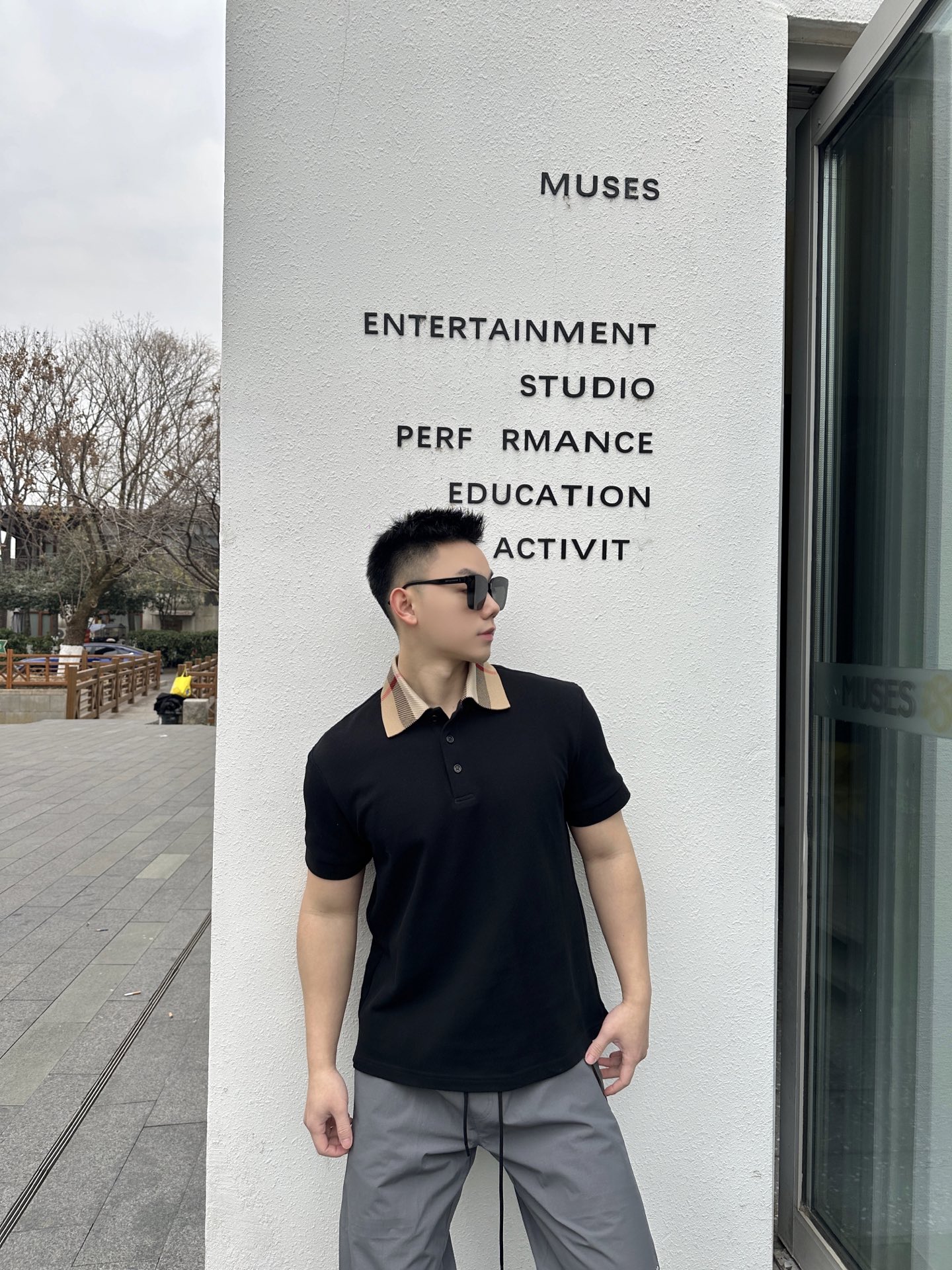 。BURBERRY棉质POLO衫
面料：棉质珠地网眼布面料打造，透气性好，珠地网眼结构赋予了它独特的纹理