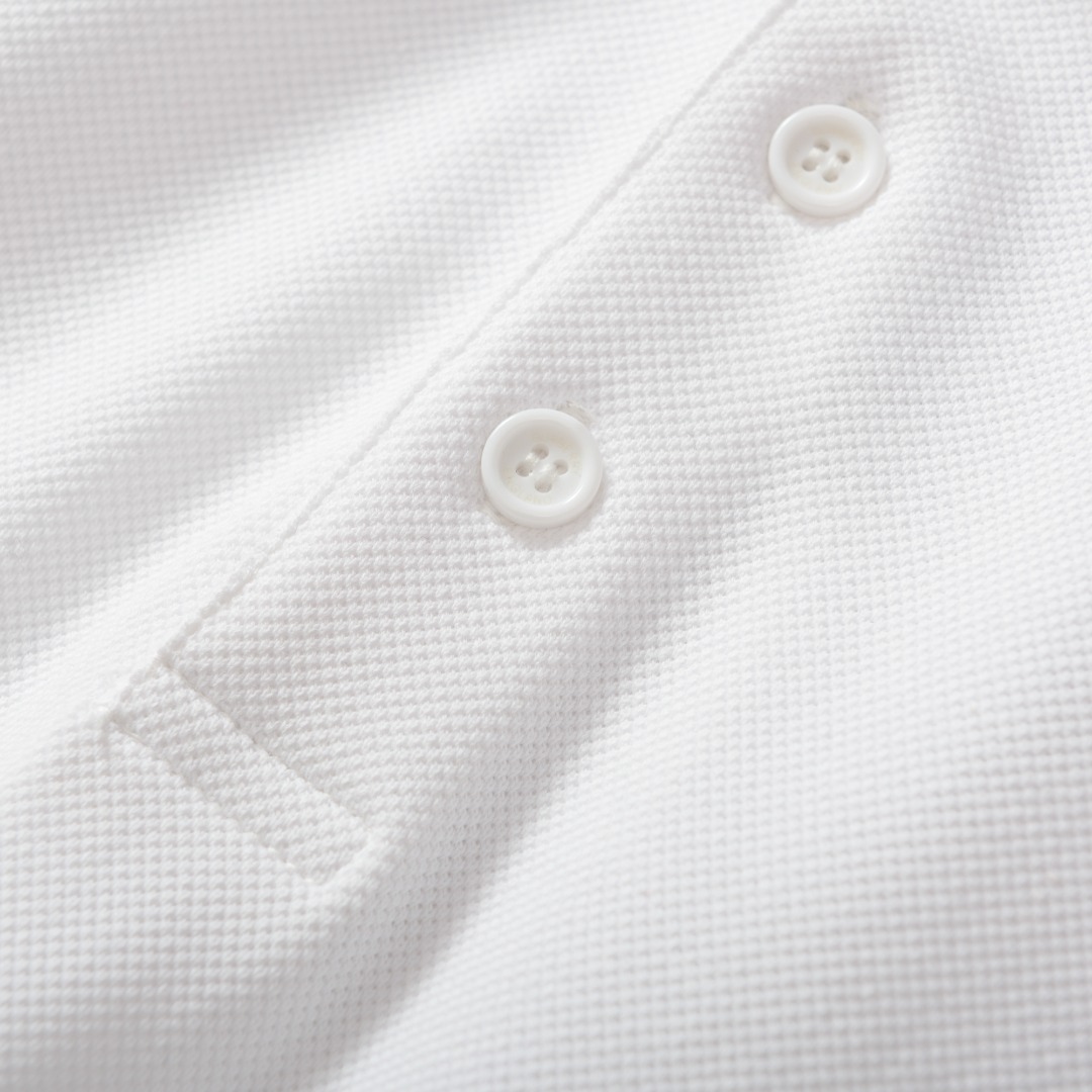 。BURBERRY棉质POLO衫
面料：棉质珠地网眼布面料打造，透气性好，珠地网眼结构赋予了它独特的纹理