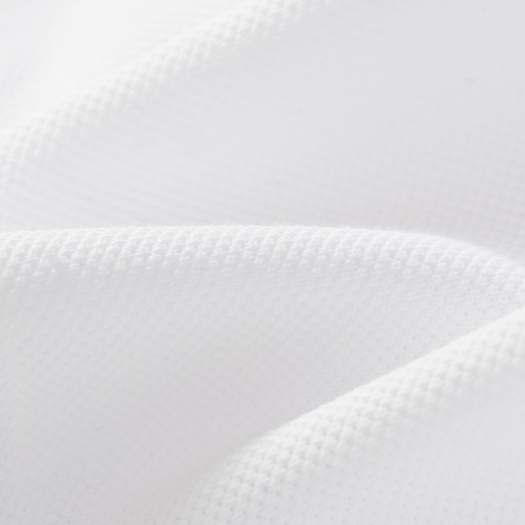 。BURBERRY棉质POLO衫
面料：棉质珠地网眼布面料打造，透气性好，珠地网眼结构赋予了它独特的纹理