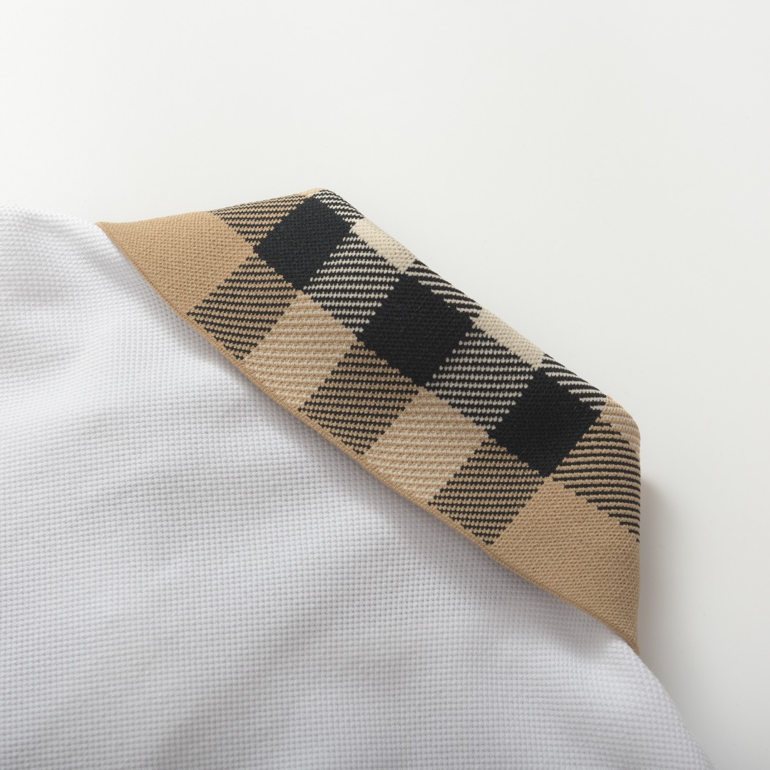 。BURBERRY棉质POLO衫
面料：棉质珠地网眼布面料打造，透气性好，珠地网眼结构赋予了它独特的纹理