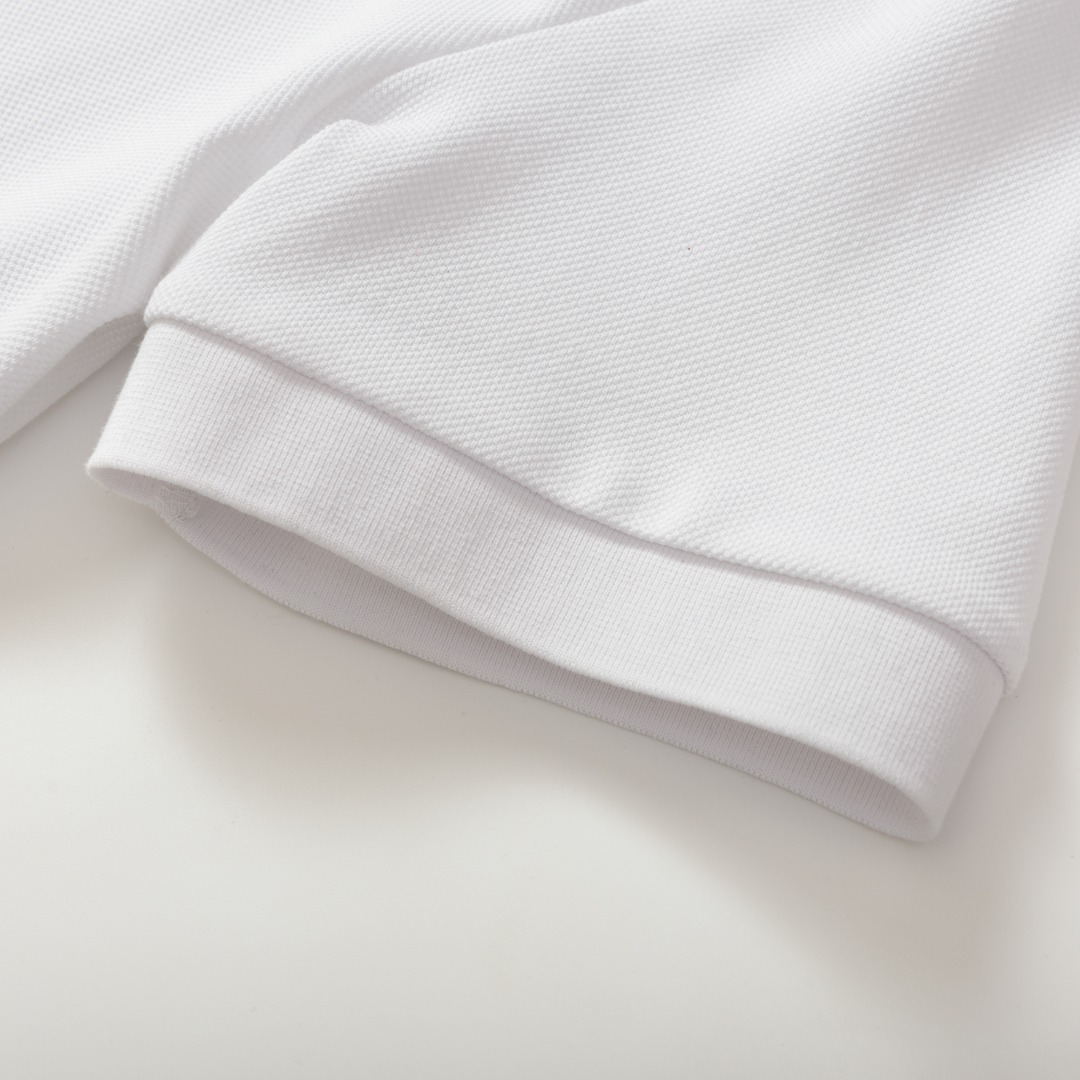 。BURBERRY棉质POLO衫
面料：棉质珠地网眼布面料打造，透气性好，珠地网眼结构赋予了它独特的纹理