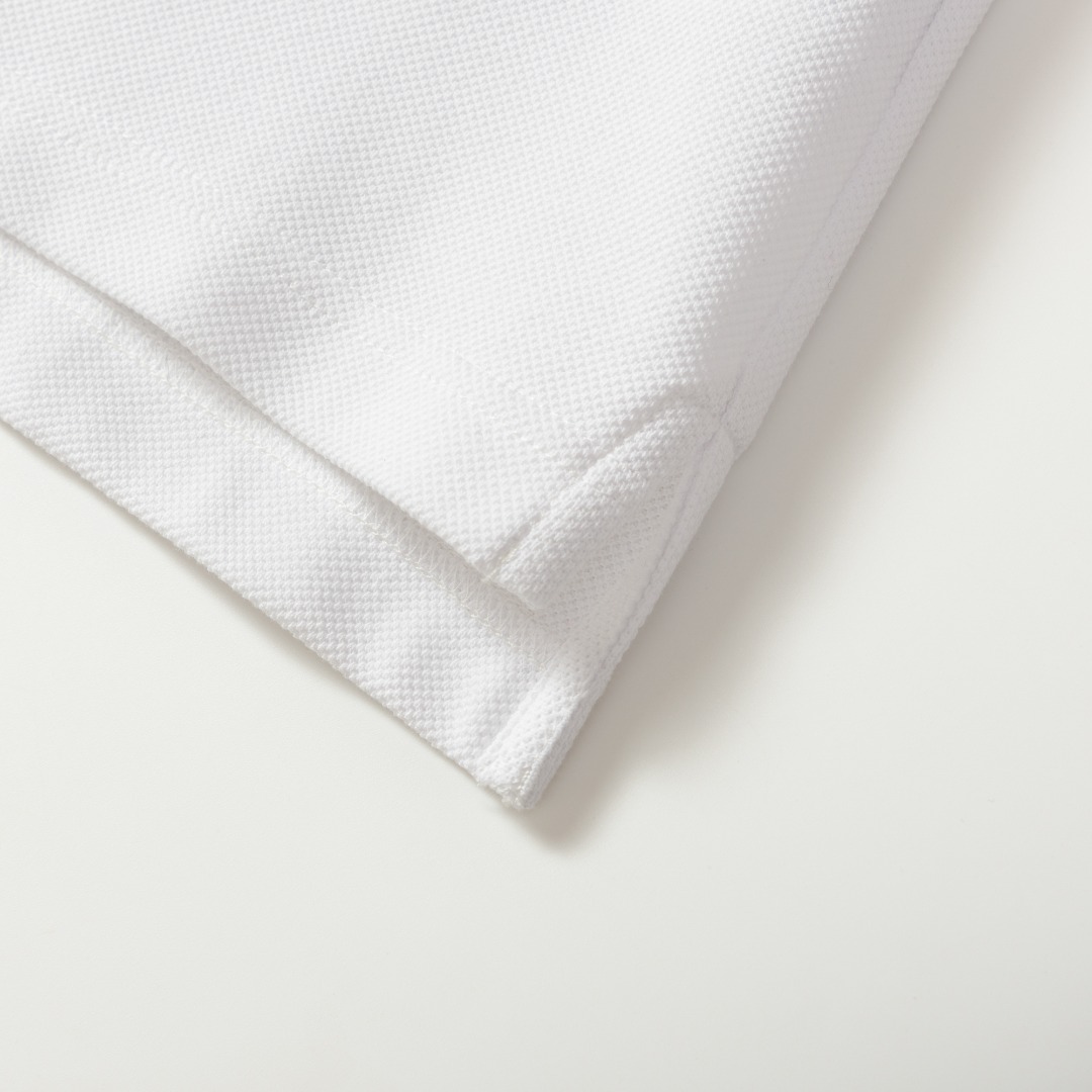 。BURBERRY棉质POLO衫
面料：棉质珠地网眼布面料打造，透气性好，珠地网眼结构赋予了它独特的纹理