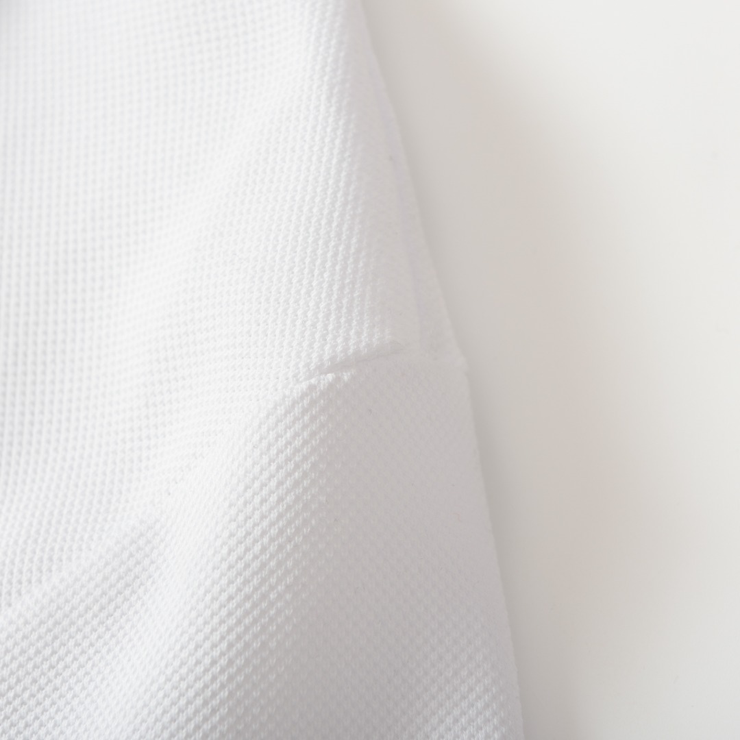 。BURBERRY棉质POLO衫
面料：棉质珠地网眼布面料打造，透气性好，珠地网眼结构赋予了它独特的纹理