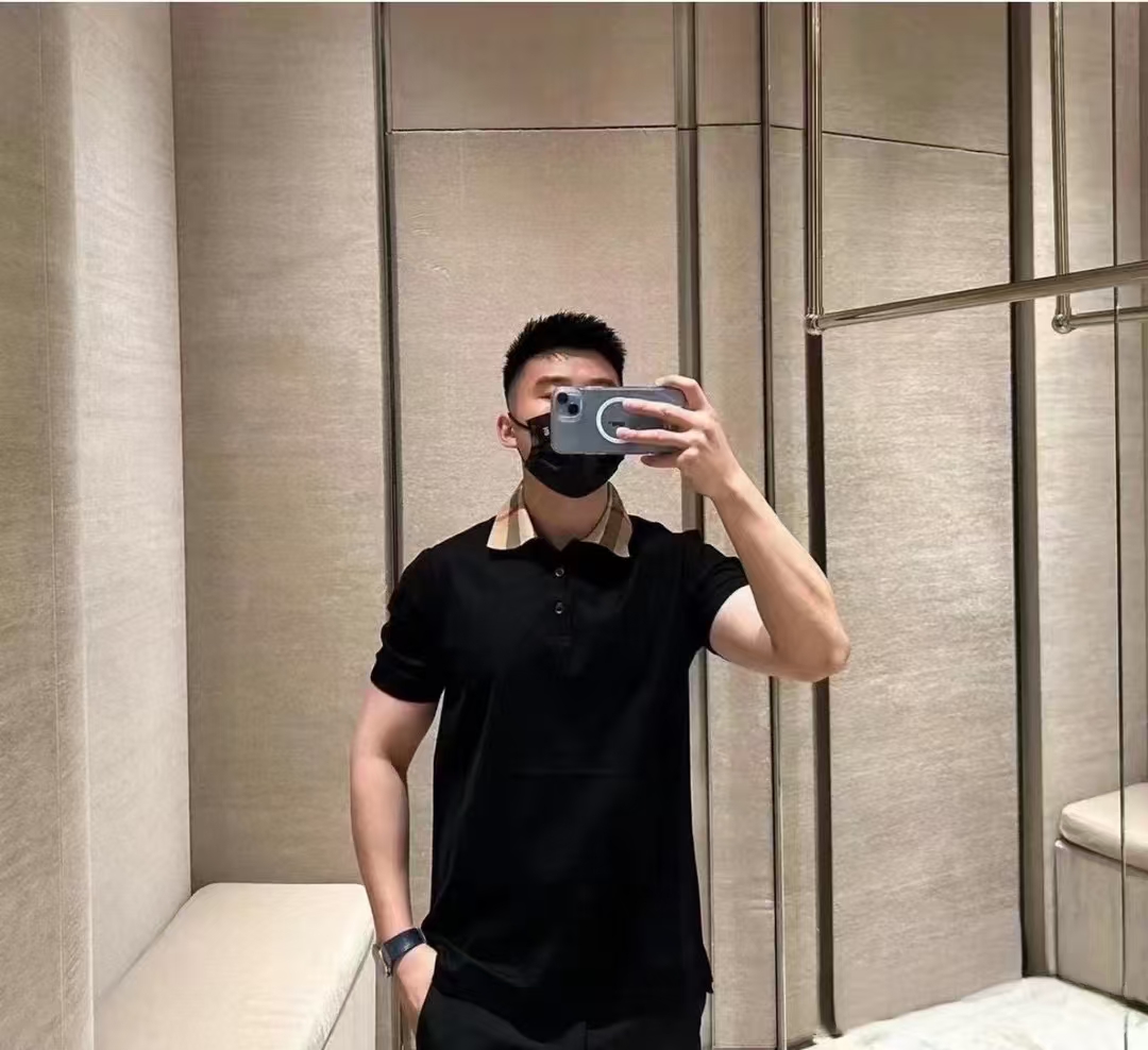 。BURBERRY棉质POLO衫
面料：棉质珠地网眼布面料打造，透气性好，珠地网眼结构赋予了它独特的纹理