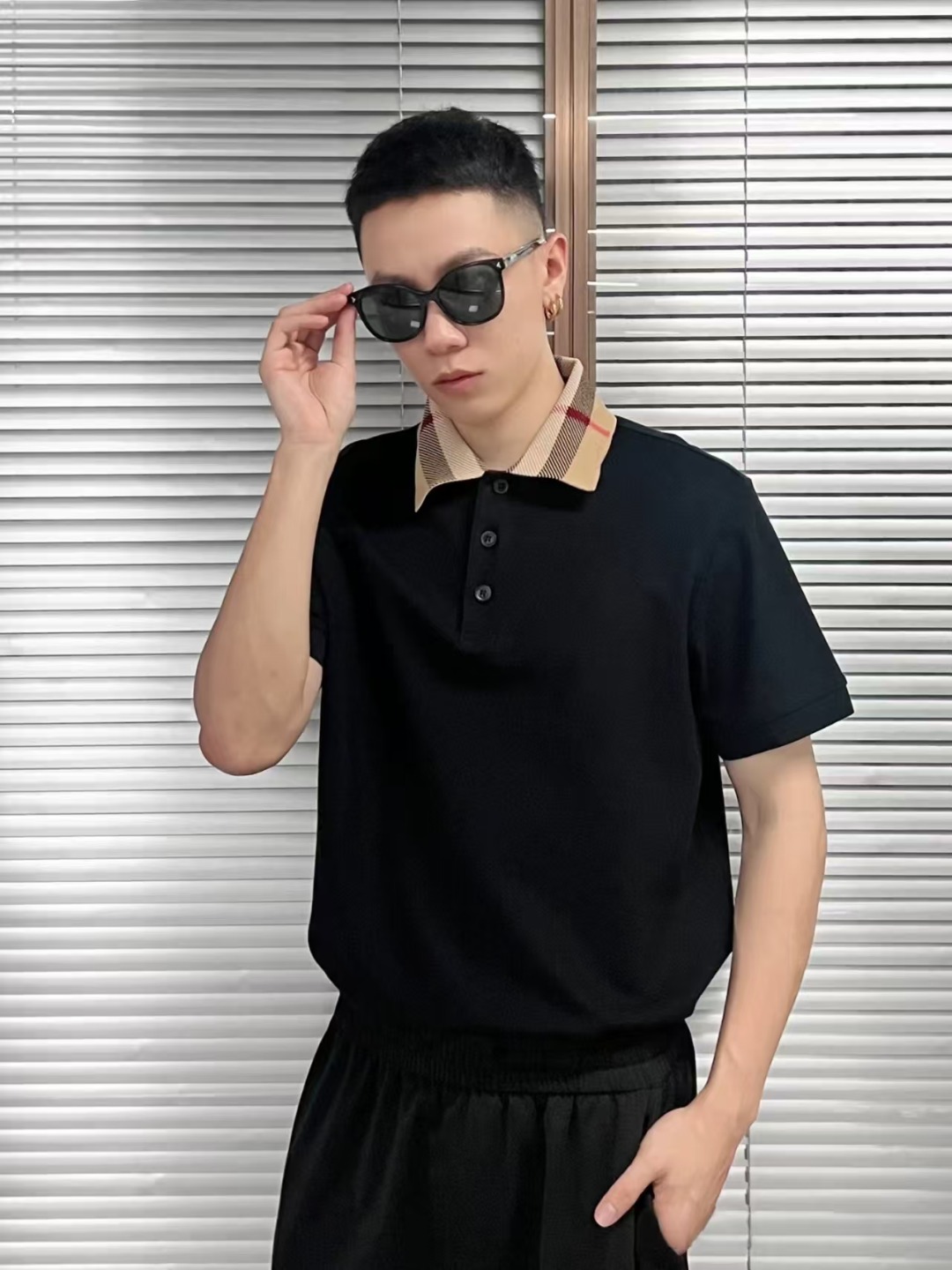 。BURBERRY棉质POLO衫
面料：棉质珠地网眼布面料打造，透气性好，珠地网眼结构赋予了它独特的纹理