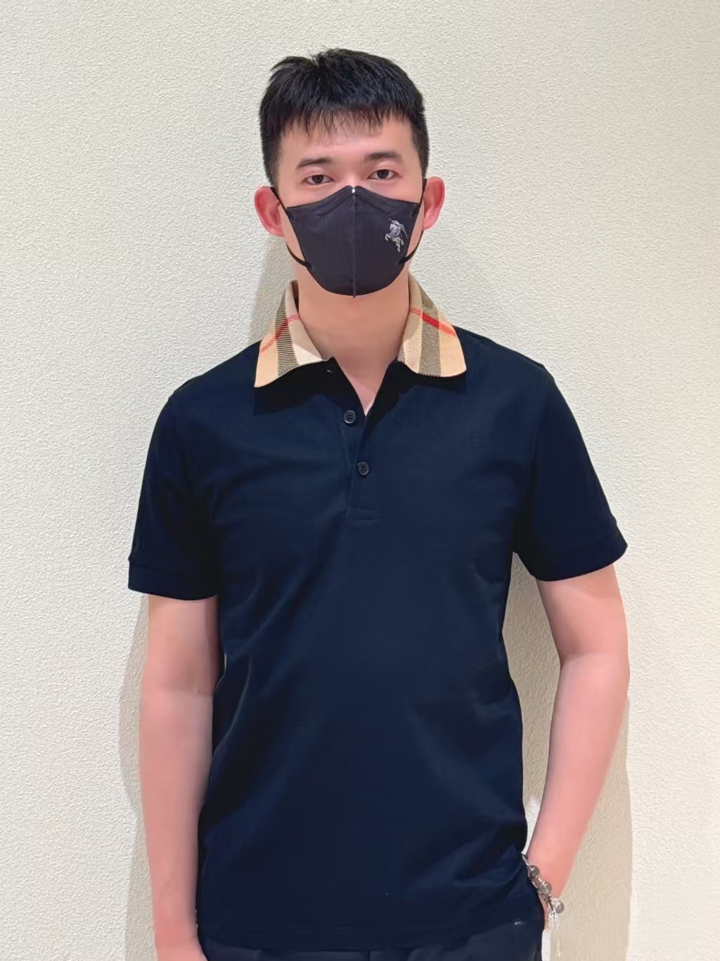 。BURBERRY棉质POLO衫
面料：棉质珠地网眼布面料打造，透气性好，珠地网眼结构赋予了它独特的纹理