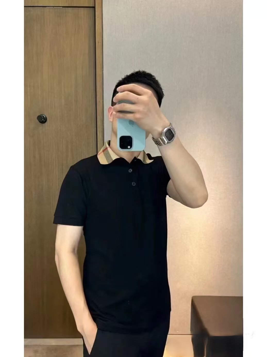 。BURBERRY棉质POLO衫
面料：棉质珠地网眼布面料打造，透气性好，珠地网眼结构赋予了它独特的纹理