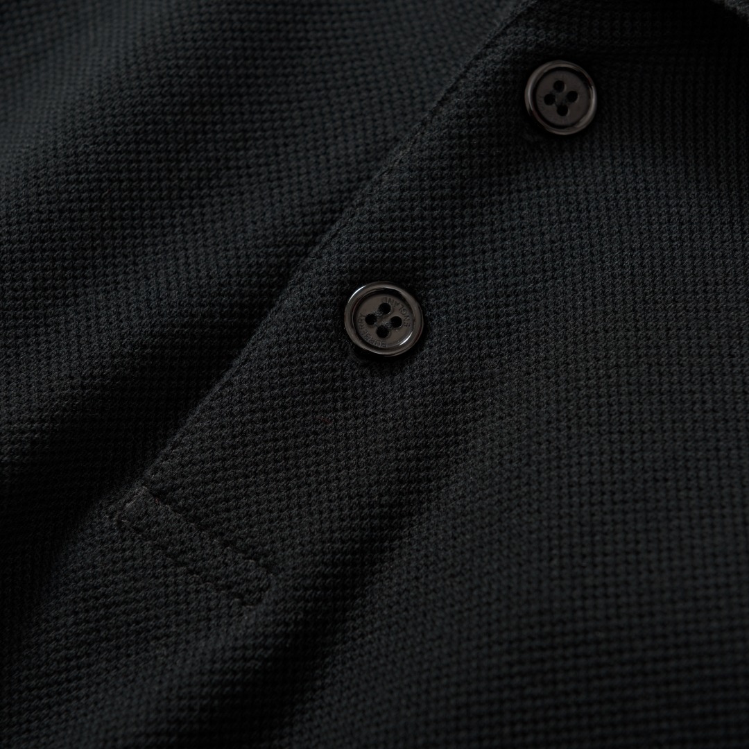 。BURBERRY棉质POLO衫
面料：棉质珠地网眼布面料打造，透气性好，珠地网眼结构赋予了它独特的纹理