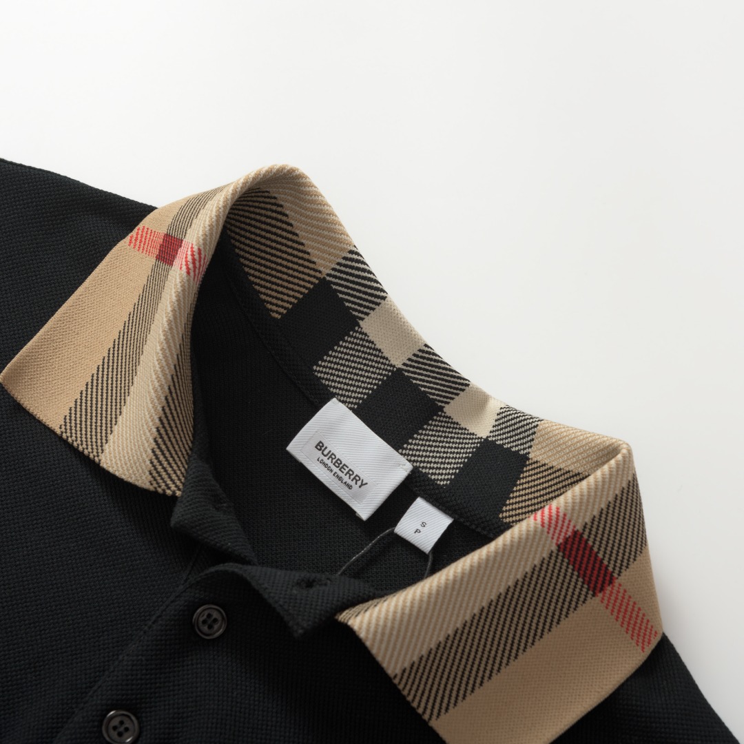 。BURBERRY棉质POLO衫
面料：棉质珠地网眼布面料打造，透气性好，珠地网眼结构赋予了它独特的纹理
