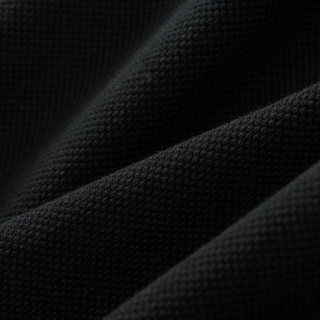 。BURBERRY棉质POLO衫
面料：棉质珠地网眼布面料打造，透气性好，珠地网眼结构赋予了它独特的纹理